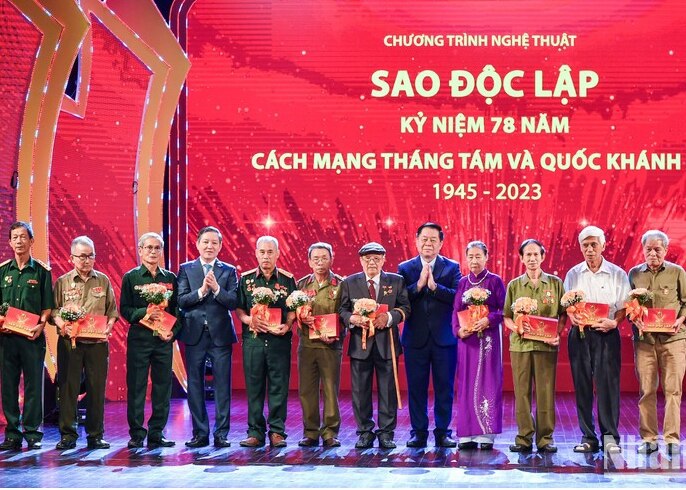 Đồng chí Nguyễn Trọng Nghĩa, Bí thư Trung ương Đảng, Trưởng Ban Tuyên giáo Trung ương và đồng chí Lương Quốc Đoàn, Ủy viên Trung ương Đảng, Chủ tịch Hội Nông dân Việt Nam tặng quà các đại biểu người có công với cách mạng đến từ tỉnh Tuyên Quang và Thủ đô Hà Nội.