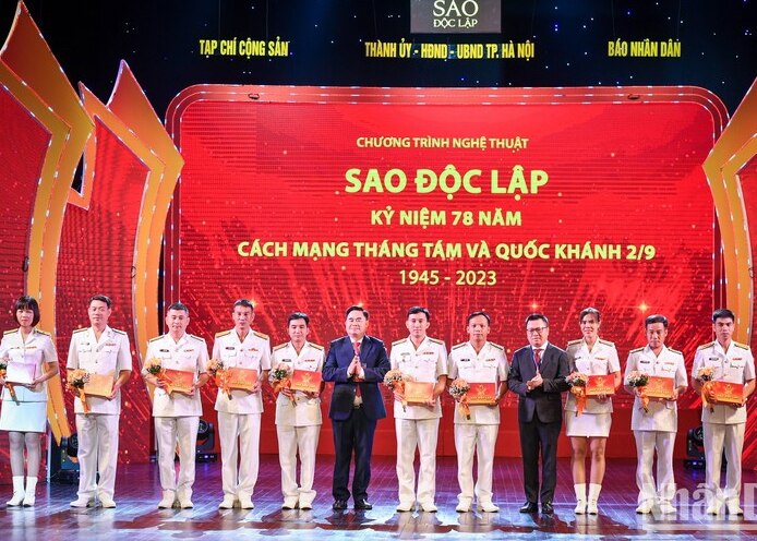 Đồng chí Lê Quốc Minh, Ủy viên Trung ương Đảng, Phó Trưởng Ban Tuyên giáo Trung ương, Tổng Biên tập Báo Nhân Dân, Chủ tịch Hội Nhà báo Việt Nam cùng đồng chí Phạm Minh Tuấn, Phó Tổng Biên tập phụ trách Tạp chí Cộng sản, Chủ tịch Hội Xuất bản Việt Nam tặng quà các chiến sĩ hải quân tiêu biểu đã có nhiều cống hiến trong sự nghiệp bảo vệ chủ quyền biển, đảo thiêng liêng của Tổ quốc. (