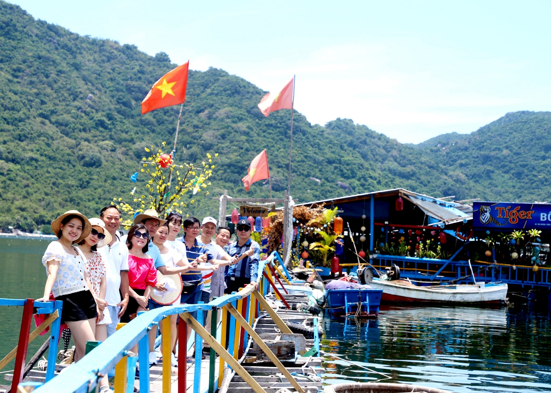 Du khách Hà Giang tham quan, trải nghiệm du lịch trên vịnh Vũng Rô (Phú Yên).
									 Ảnh: Duy Tuấn
