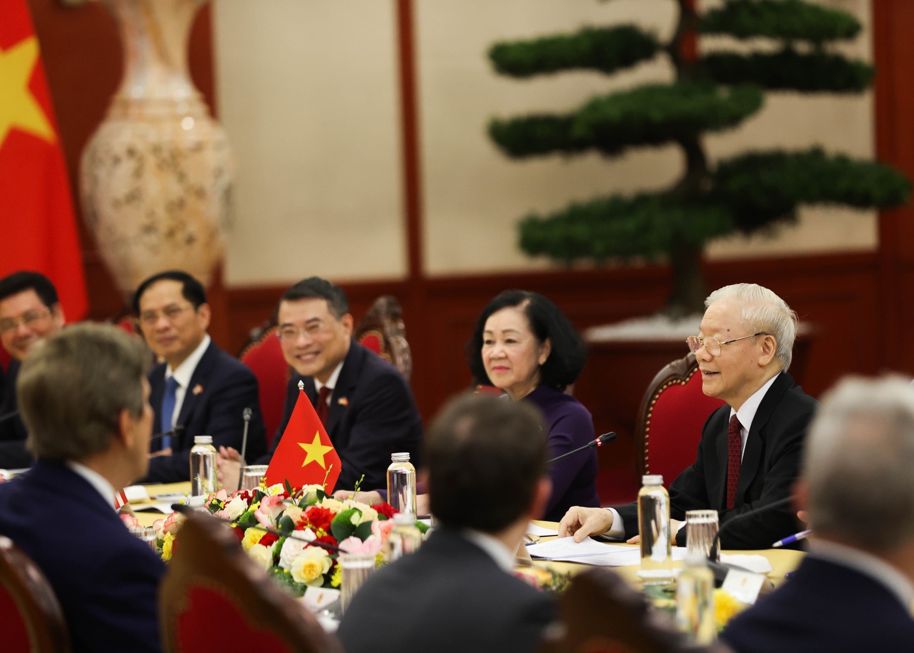 Tổng Bí thư đánh giá cao các nội dung được thỏa thuận giữa lãnh đạo hai nước về Tuyên bố chung về việc nâng tầm quan hệ Việt Nam – Hoa Kỳ lên Đối tác Chiến lược Toàn diện vì Hòa bình, Hợp tác và Phát triển bền vững.