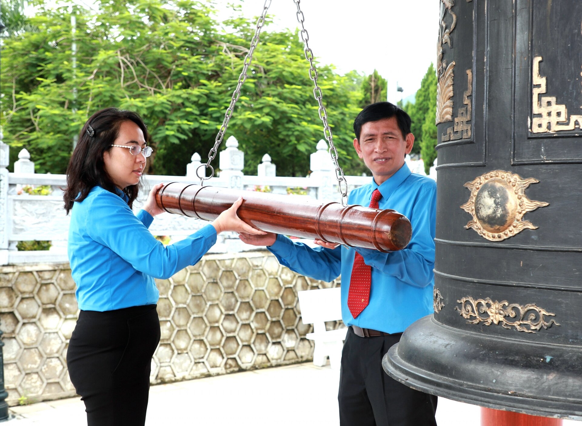 Đại diện lãnh đạo Tổng LĐLĐ Việt Nam và LĐLĐ tỉnh thỉnh chuông tưởng nhớ các AHLS trong khuôn viên Nghĩa trang Liệt sỹ Quốc gia Vị Xuyên.