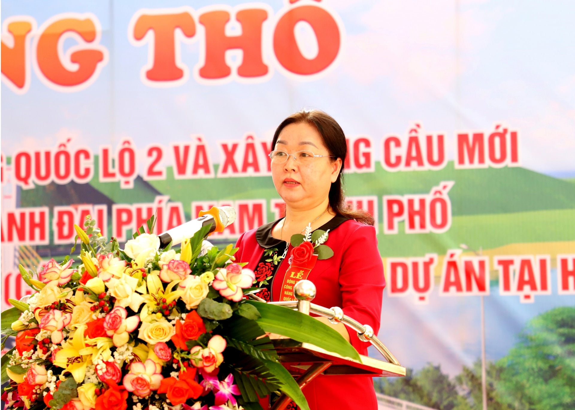 Giám đốc CPRP tỉnh Đào Thị Lan Anh - chủ đầu tư báo cáo quá trình triển khai thực hiện công trình.