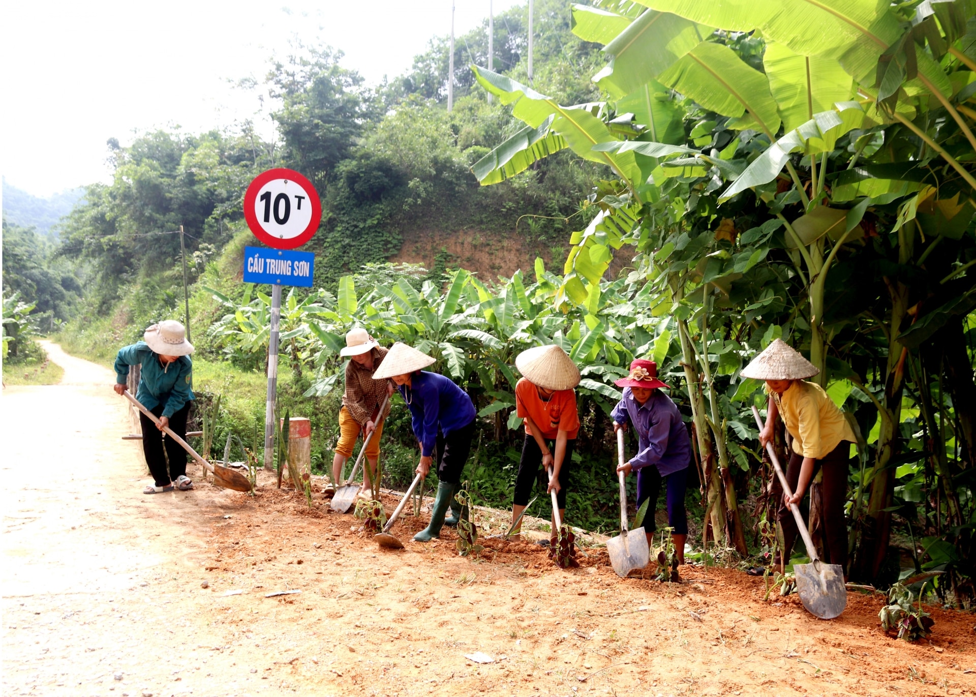 Người dân xã Hữu Sản (Bắc Quang) chỉnh trang đường làng, ngõ xóm.