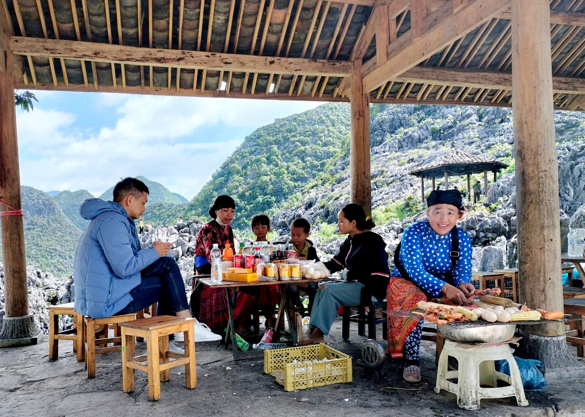 “Bếp nướng” của chị Thò Thị Mấy ở điểm dừng chân, có view tuyệt mỹ là Bãi đá Mặt trăng. 				Ảnh: TRẦN PHƯỚC