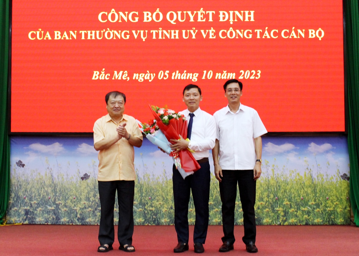 Các đại biểu tặng hoa chúc mừng đồng chí Trần Mạnh Tuyên, Phó Bí thư Huyện ủy Bắc Mê nhiệm kỳ 2020 - 2025.