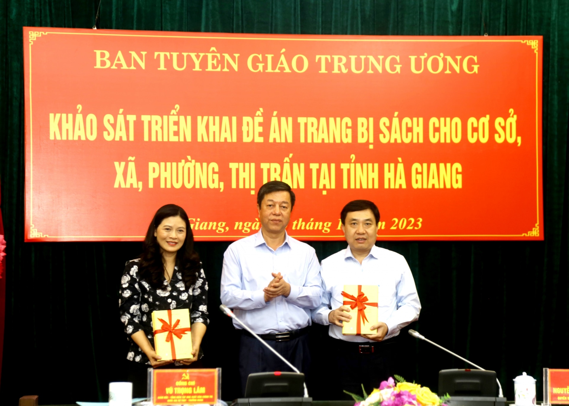 Đoàn công tác tặng sách cho các đồng chí lãnh đạo tỉnh.