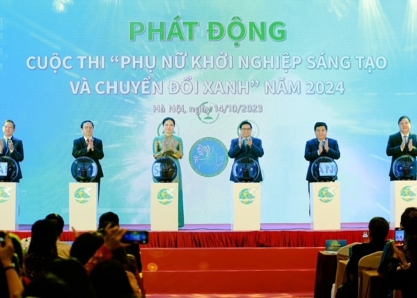 Thủ tướng Phạm Minh Chính cùng lãnh đạo các bộ, ban, ngành thực hiện nghi thức phát động cuộc thi Phụ nữ khởi nghiệp năm 2024 với chủ đề Phụ nữ khởi nghiệp sáng tạo và chuyển đổi xanh