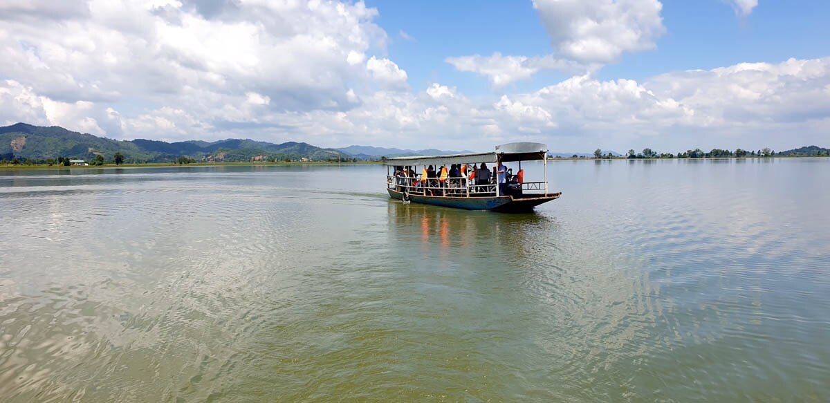 Du thuyền trên hồ Lắc.