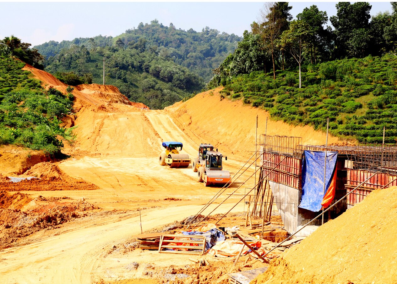 Nhà thầu thi công mặt bằng tuyến cao tốc Tuyên Quang - Hà Giang đoạn thôn Tự Lập, thị trấn Vĩnh Tuy (Bắc Quang).