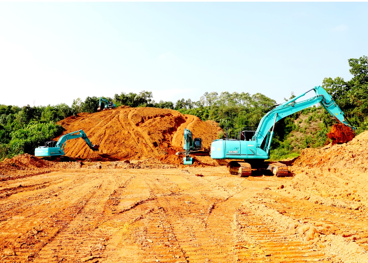 Nhà thầu thi công huy động máy móc san gạt mặt bằng tuyến cao tốc Tuyên Quang - Hà Giang, đoạn nút giao với Quốc lộ 279 thuộc xã Quang Minh (Bắc Quang).