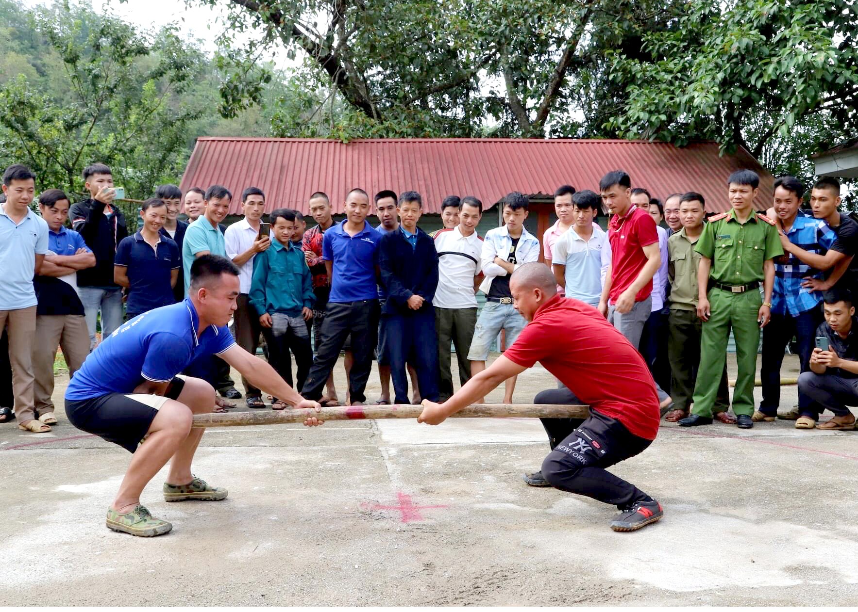 Người dân xã Lũng Pù (Mèo Vạc) tham gia trò chơi đẩy gậy truyền thống.