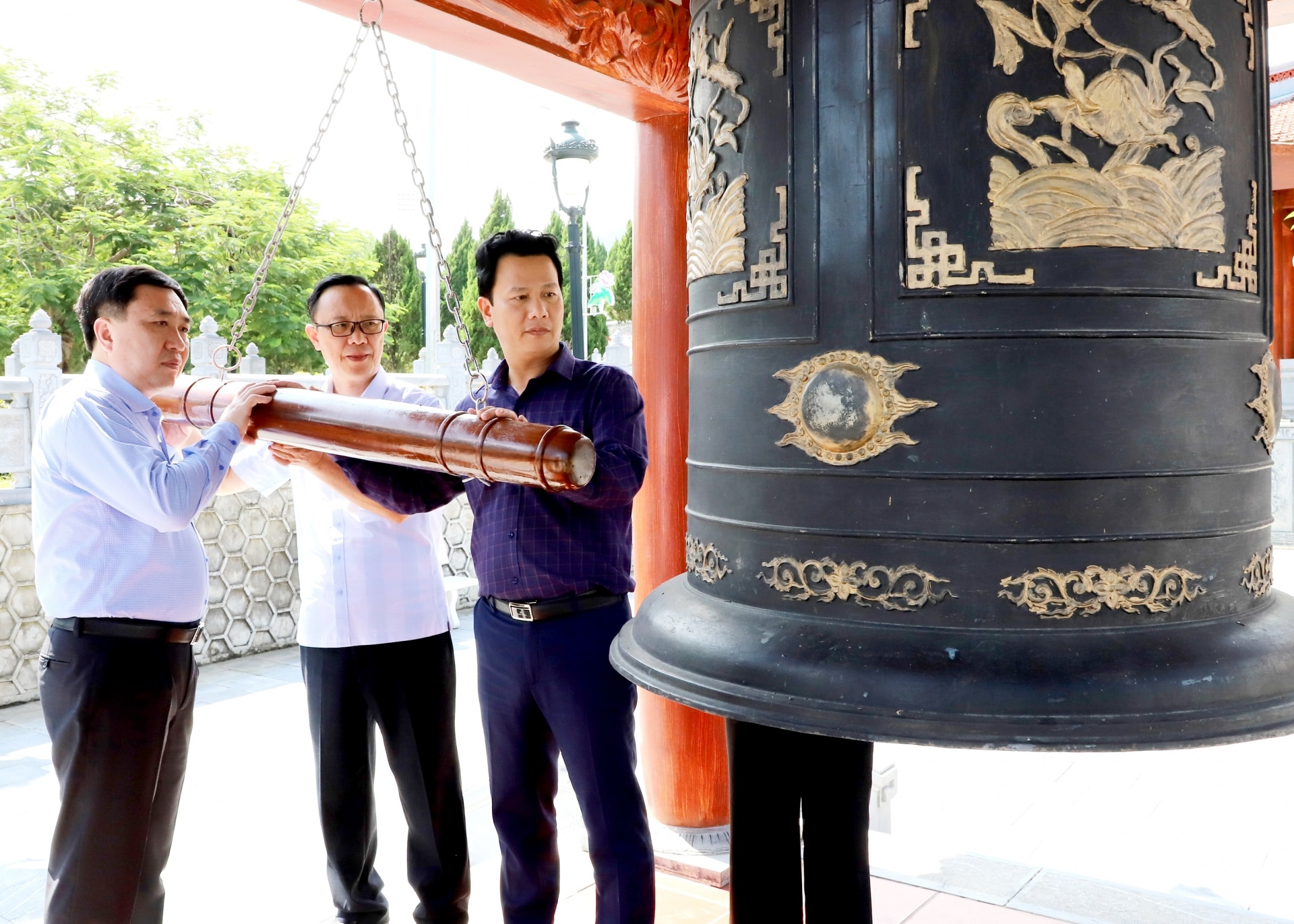 Bộ trưởng Bộ Tài nguyên – Môi trường Đặng Quốc Khánh cùng Quyền Bí thư Tỉnh ủy Nguyễn Mạnh Dũng và Phó Bí thư Thường trực Tỉnh ủy, Chủ tịch HĐND tỉnh Thào Hồng Sơn thỉnh chuông tại Đền thờ các Anh hùng Liệt sỹ, Nghĩa trang Liệt sỹ Quốc gia Vị Xuyên.