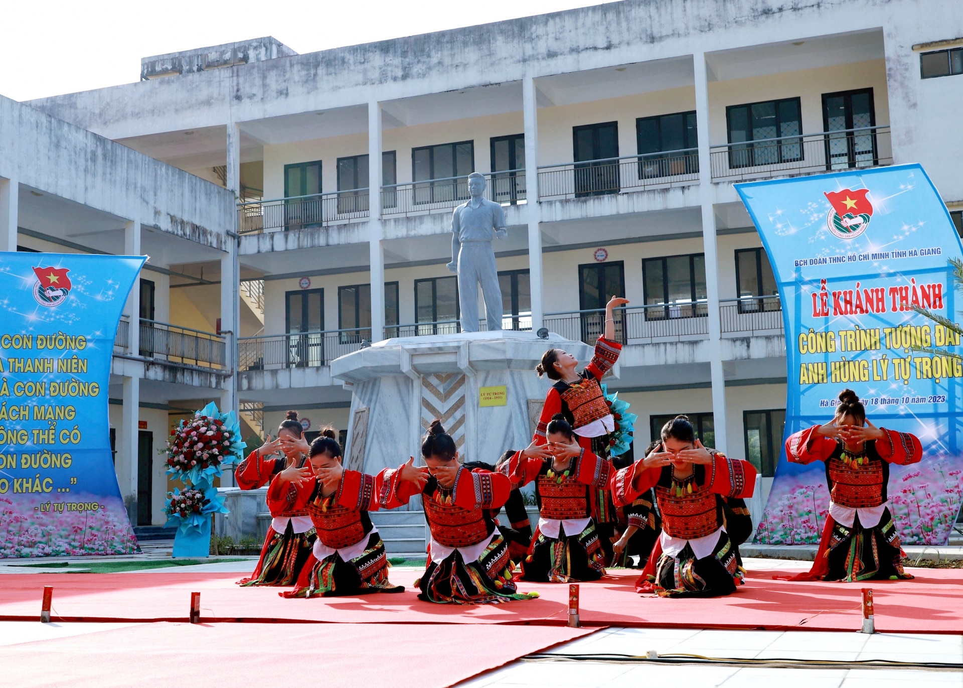 Văn nghệ chào mừng buổi Lễ.