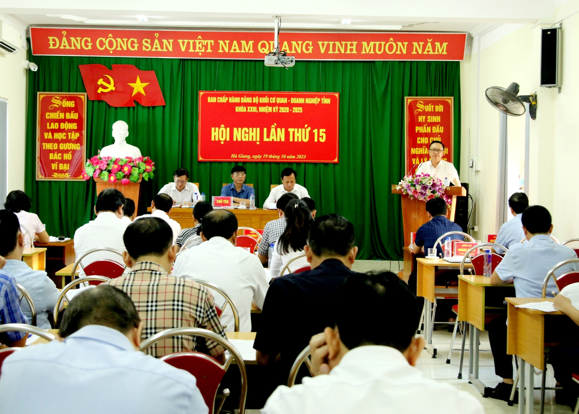 Toàn cảnh hội nghị.