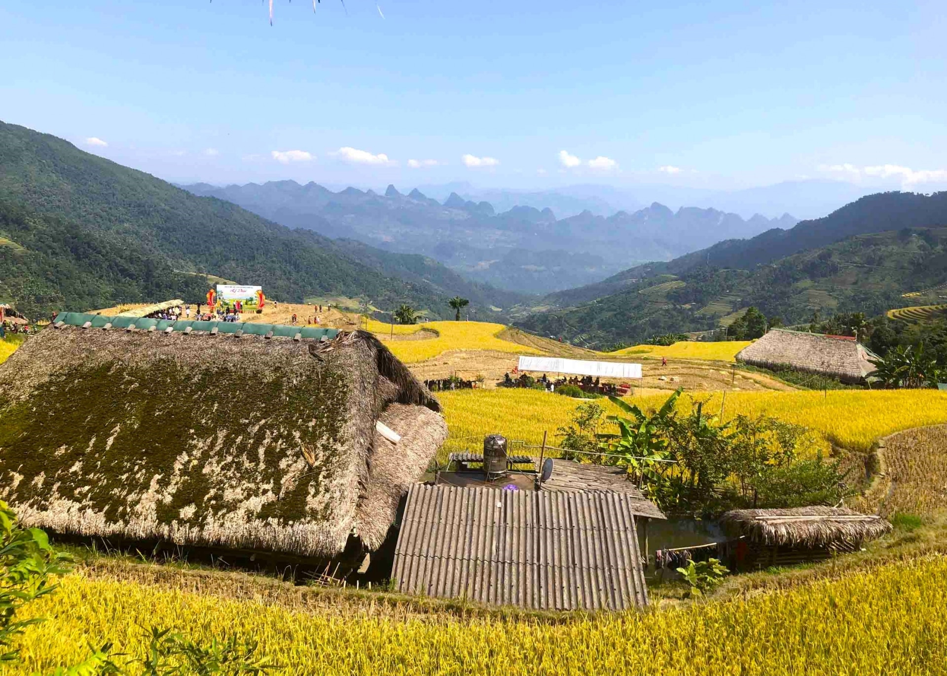 Mái nhà rêu và ruộng bậc thang là những điểm nhấn nổi bật thu hút du khách ở xà Phìn.