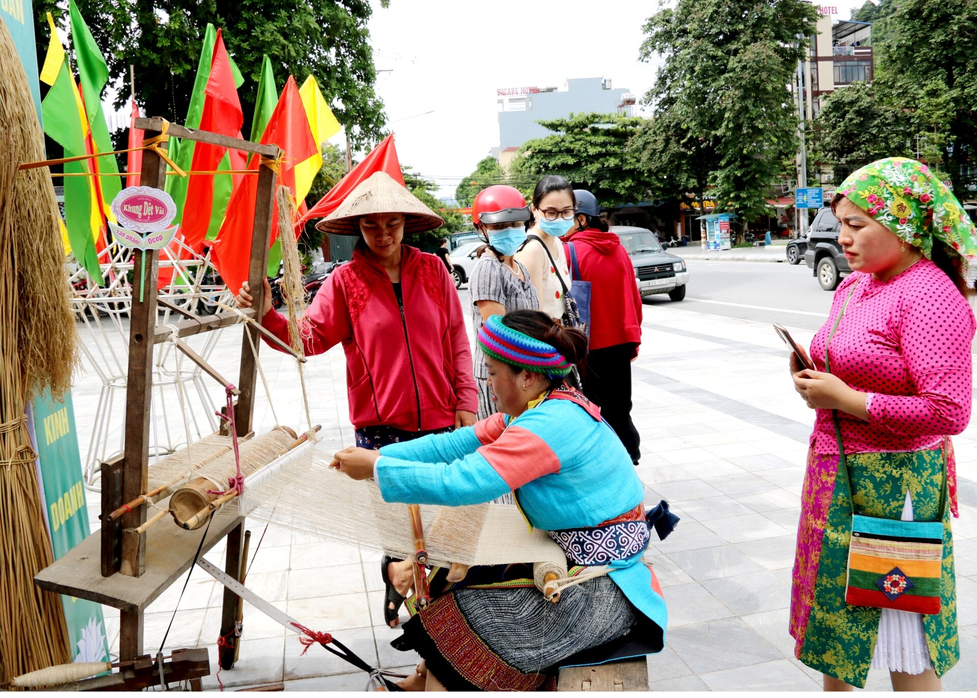 Trình diễn dệt vải lanh.