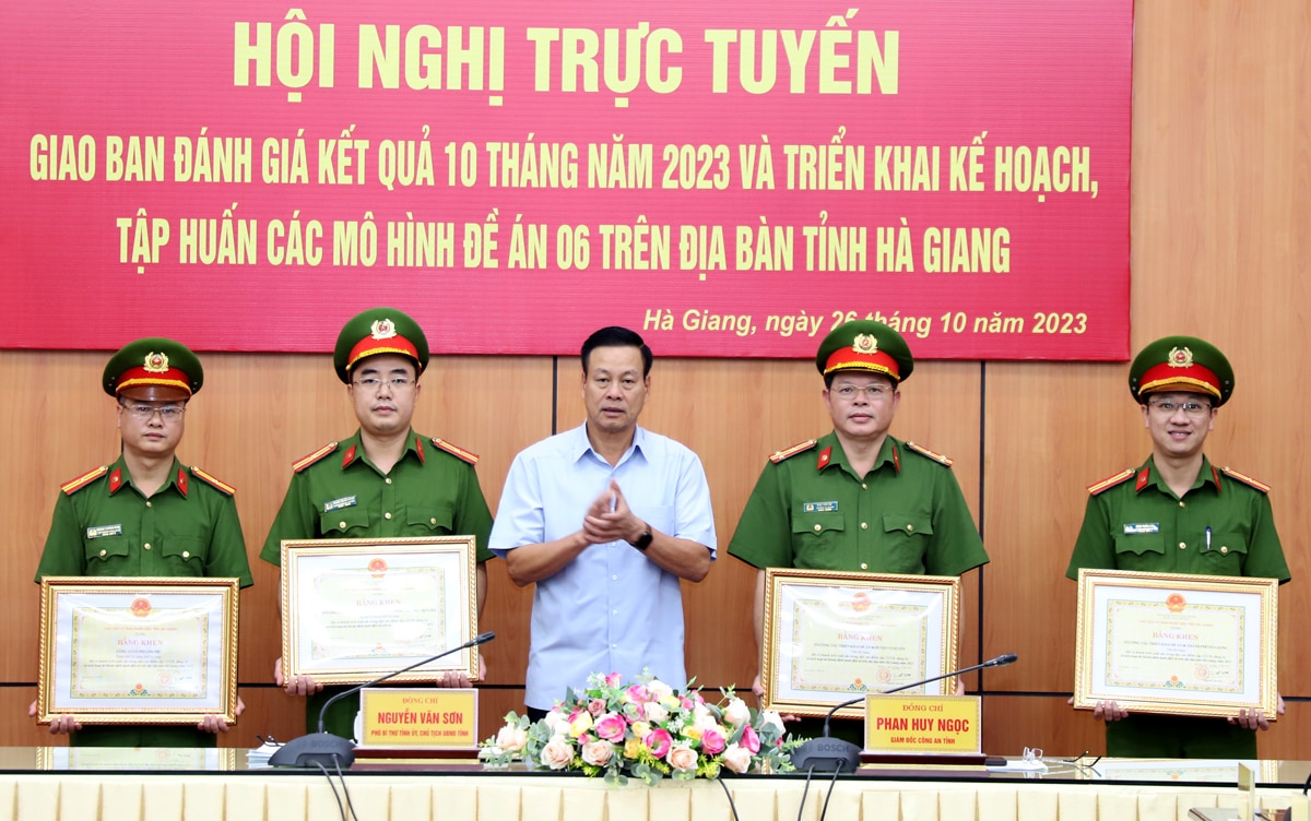 Chủ tịch UBND tỉnh Nguyễn Văn Sơn tặng Bằng khen cho các tập thể.