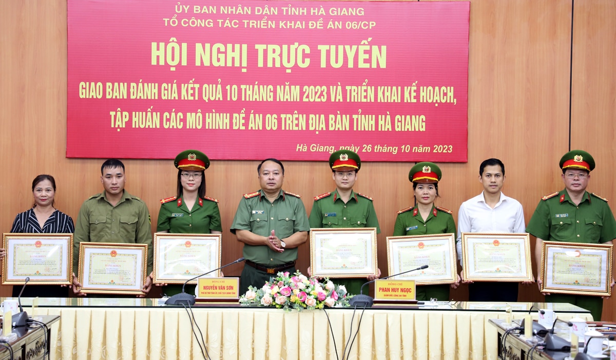 Đại tá Phan Huy Ngọc, Giám đốc Công an tỉnh trao Bằng khen của Chủ tịch UBND tỉnh cho các cá nhân.