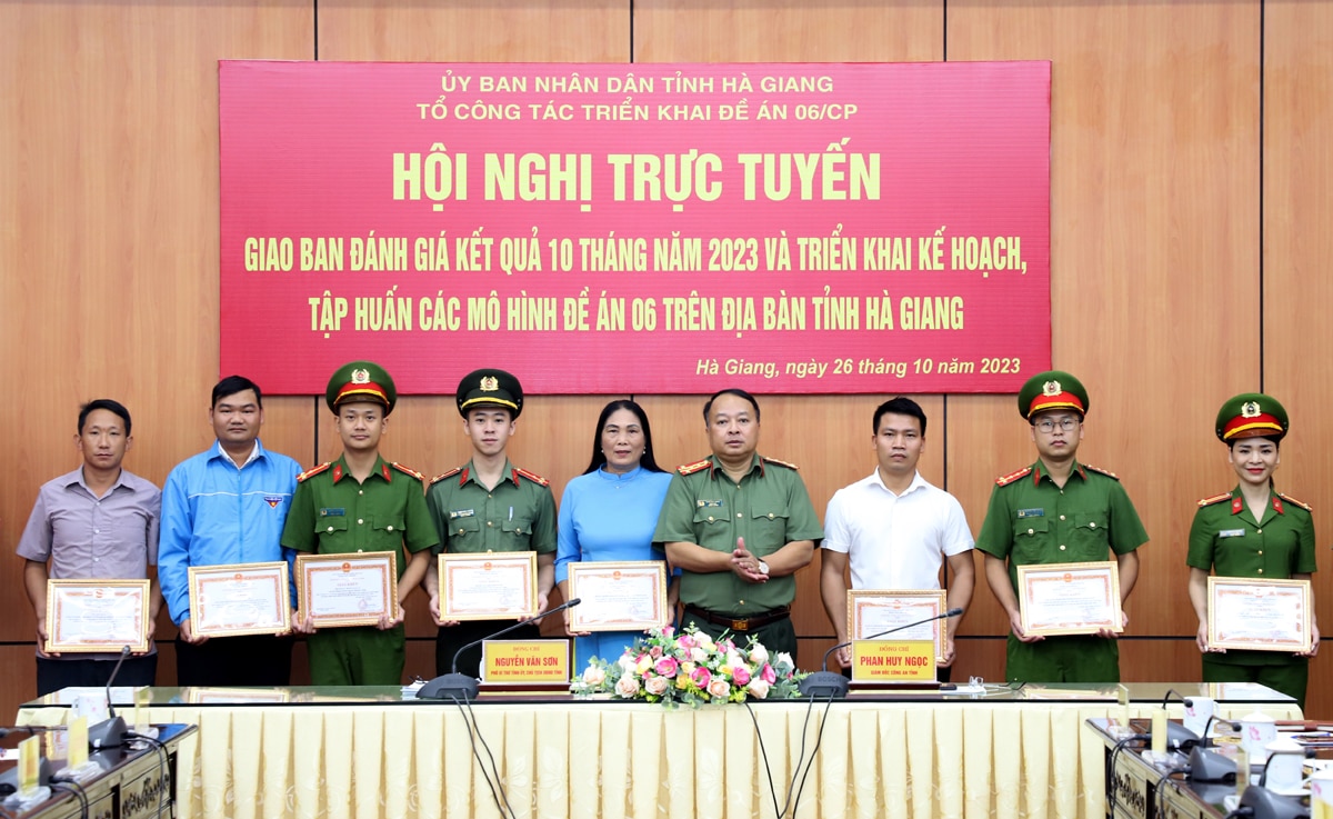 Đại tá Phan Huy Ngọc, Giám đốc Công an tỉnh tặng Giấy khen cho các tập thể, cá nhân.