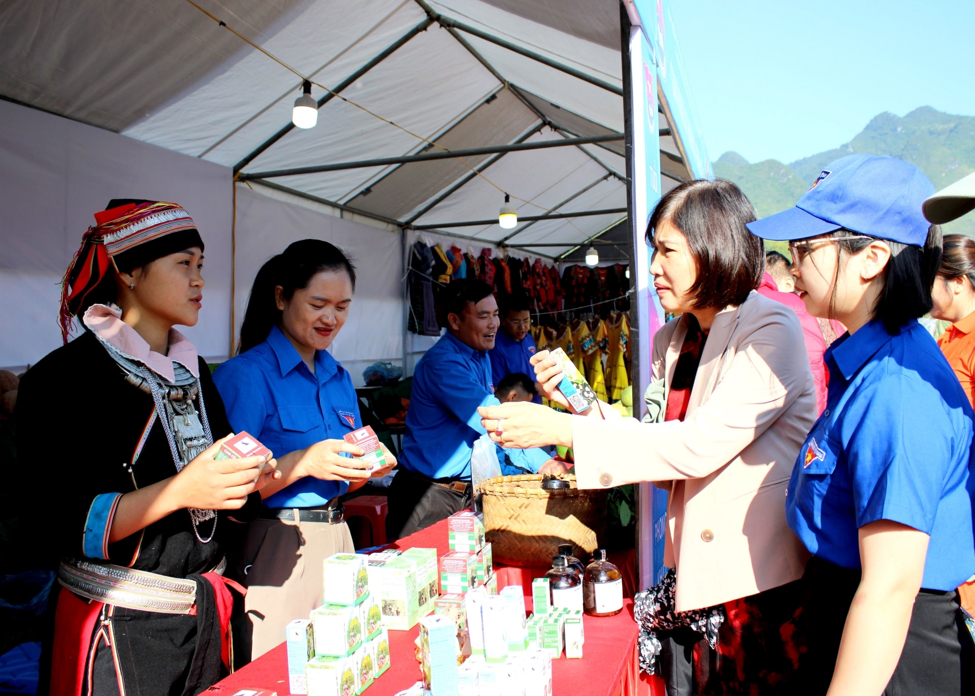 Trong khuôn khổ của Giải trình diễn xe mô tô, ô tô mạo hiểm với chủ đề “Tinh thần đá”, du khách còn được trải nghiệm tham quan gian trưng bày sản phẩm đặc trưng của huyện.