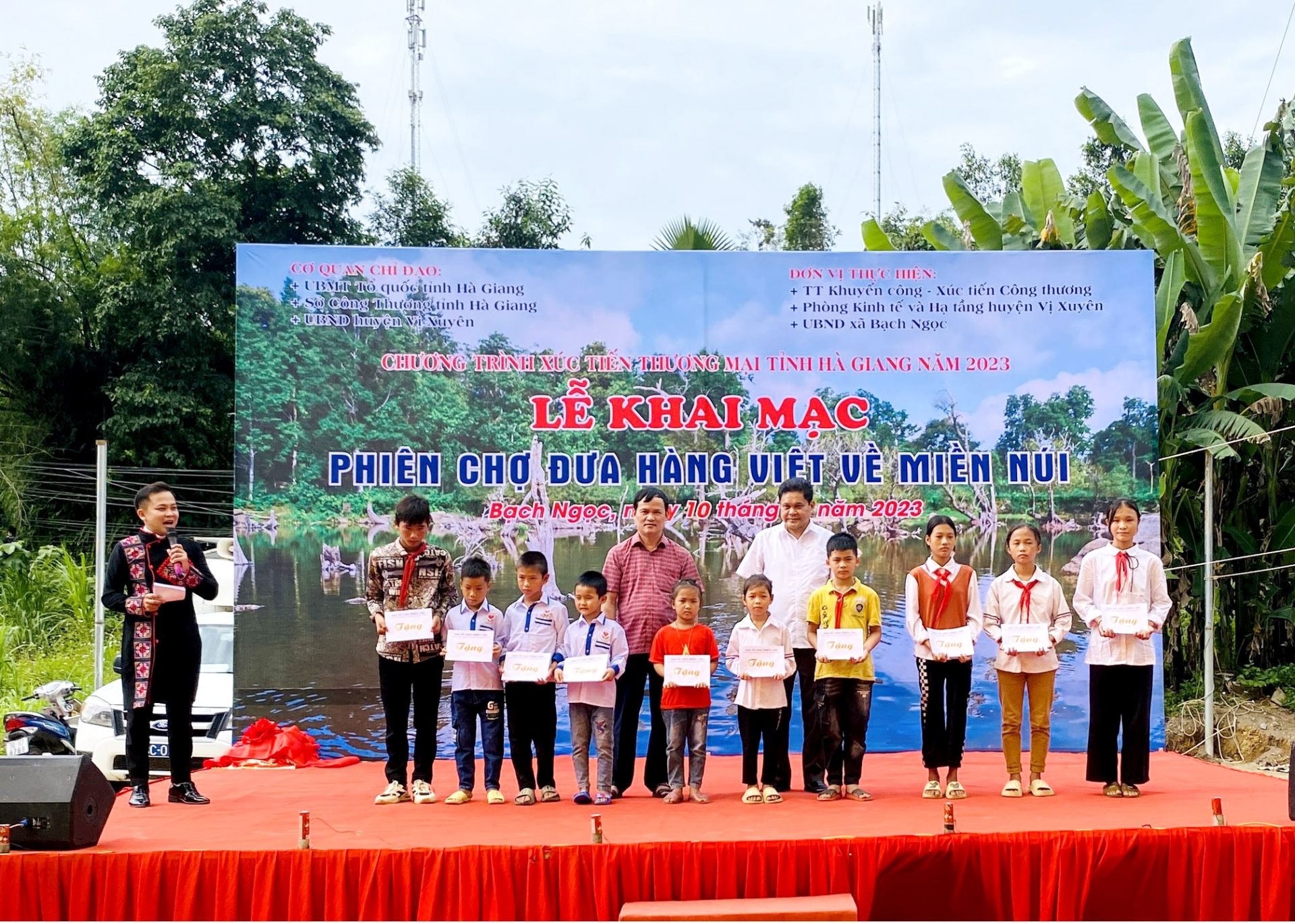 Đồng chí Vàng Seo Cón tặng quà cho các em học sinh có hoàn cảnh khó khăn 