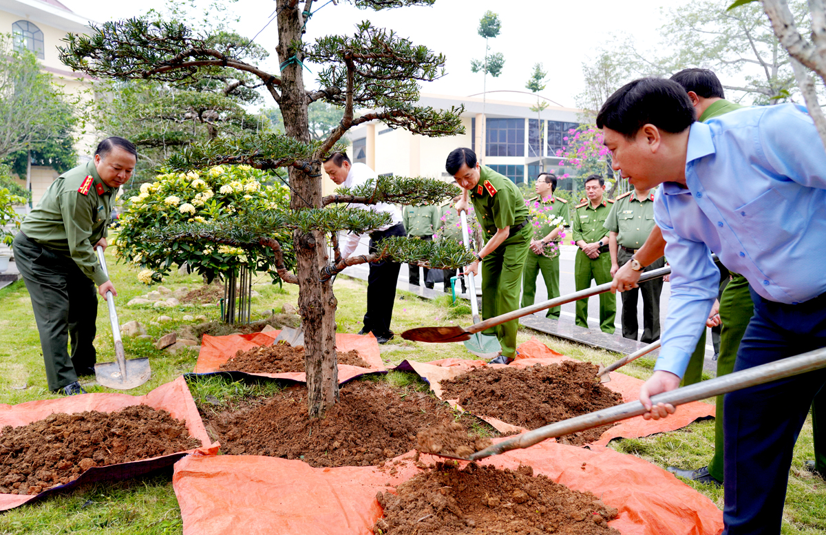 Thứ trưởng Bộ Công an Nguyễn Duy Ngọc cùng Quyền Bí thư Tỉnh ủy Nguyễn Mạnh Dũng và Chủ tịch UBND tỉnh Nguyễn Văn Sơn trồng cây lưu niệm trong khuôn viên Trụ sở Công an tỉnh