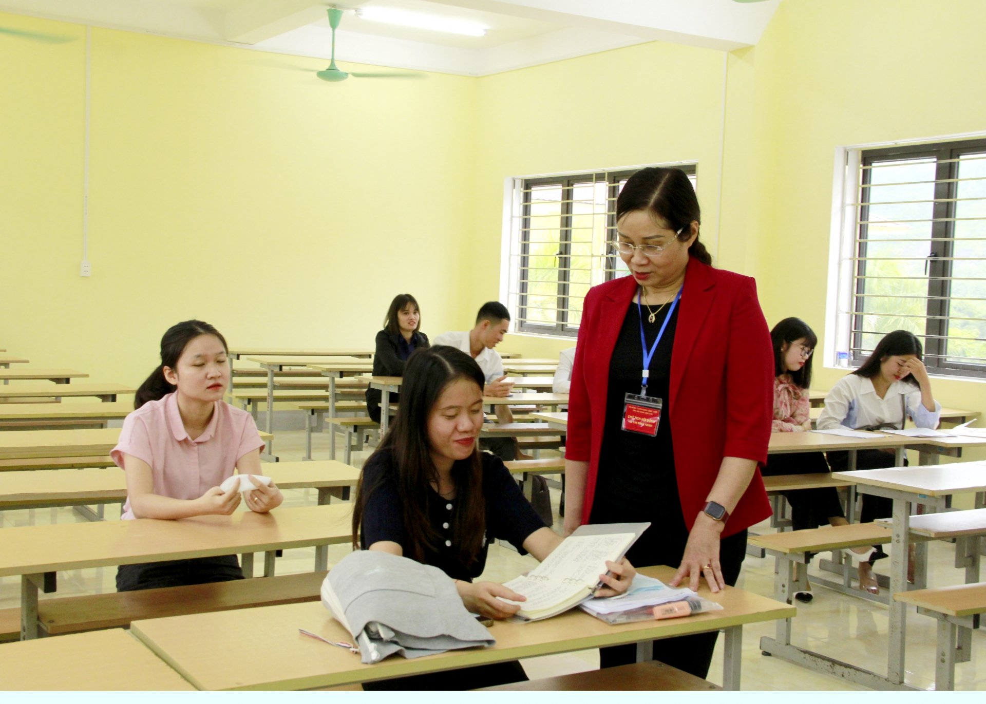 Phó Chủ tịch UBND tỉnh Hà Thị Minh Hạnh động viên các thí sinh bình tĩnh, tự tin, làm bài thi tốt.