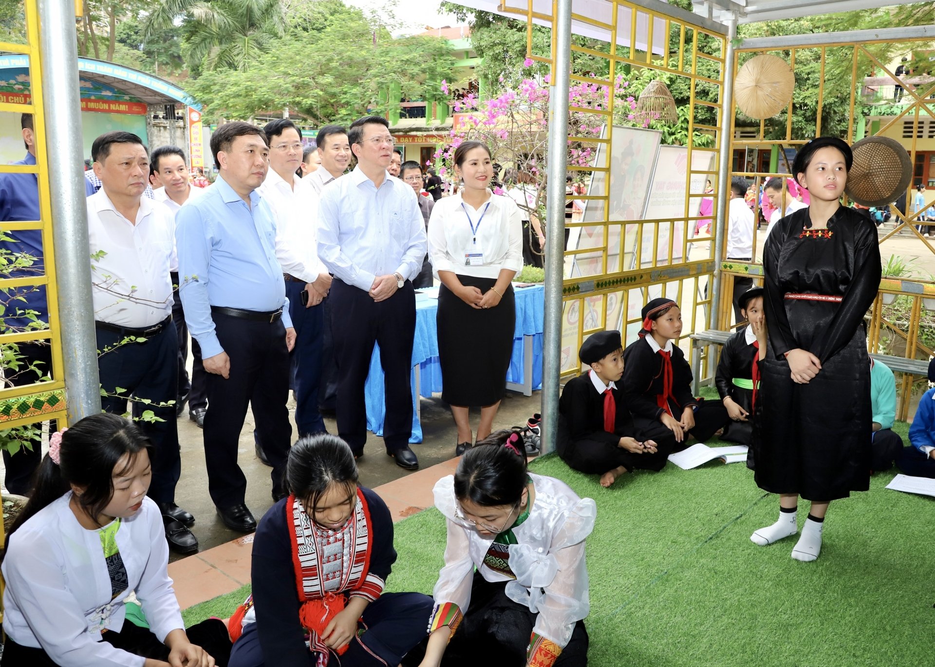 Quyền Bí thư Tỉnh ủy Nguyễn Mạnh Dũng và đoàn công tác nghe giới thiệu về mô hình số hóa việc tuyên truyền Nghị quyết số 27 cho học sinh Trường PTDT nội trú THCS và THPT huyện Xín Mần.