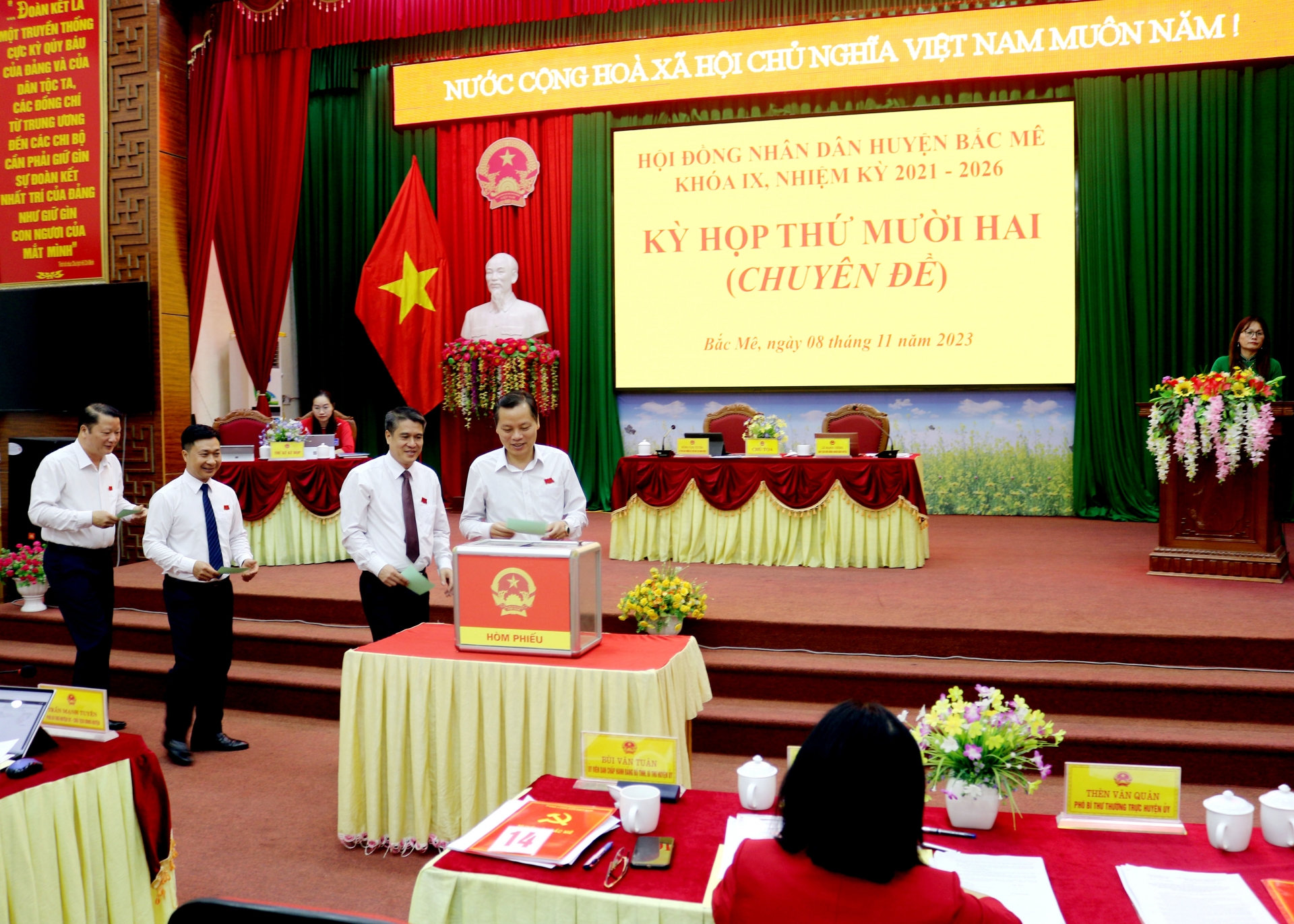 Các đại biểu bỏ phiếu miễn nhiệm và bầu bổ sung Ủy viên UBND huyện khóa IX, nhiệm kỳ 2021 – 2026.