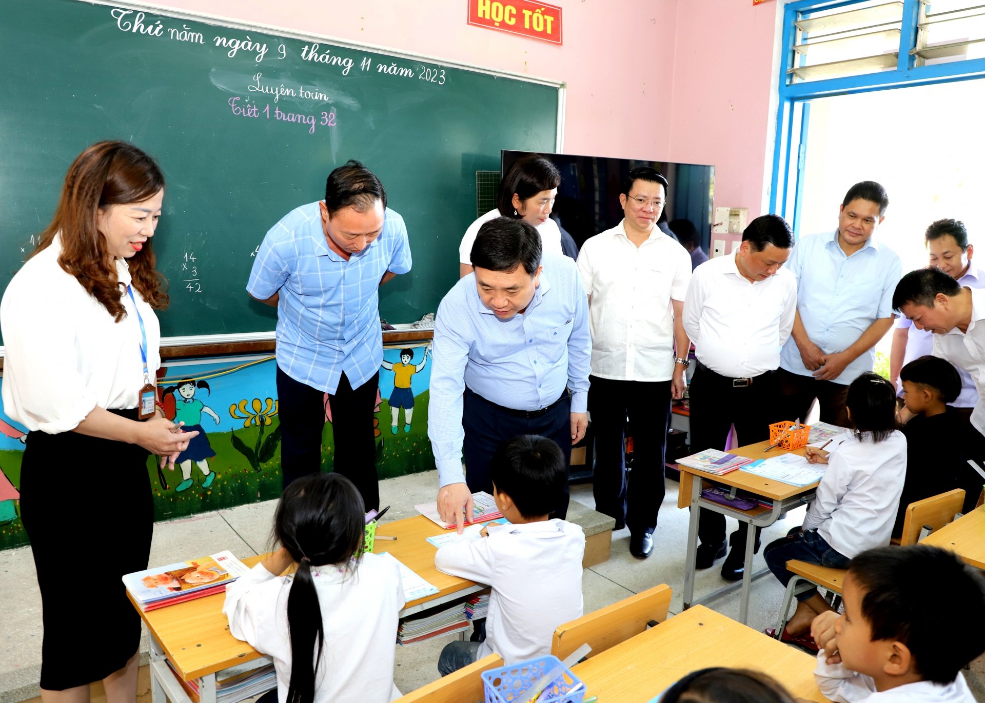 Quyền Bí thư Tỉnh ủy Nguyễn Mạnh Dũng kiểm tra tình học tập học sinh Trường PTDT Bán trú Tiểu học xã Pố Lồ.