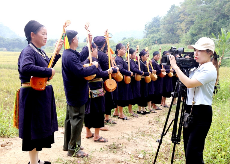 Phóng viên Báo Hà Giang điện tử tác nghiệp tại cơ sở.  