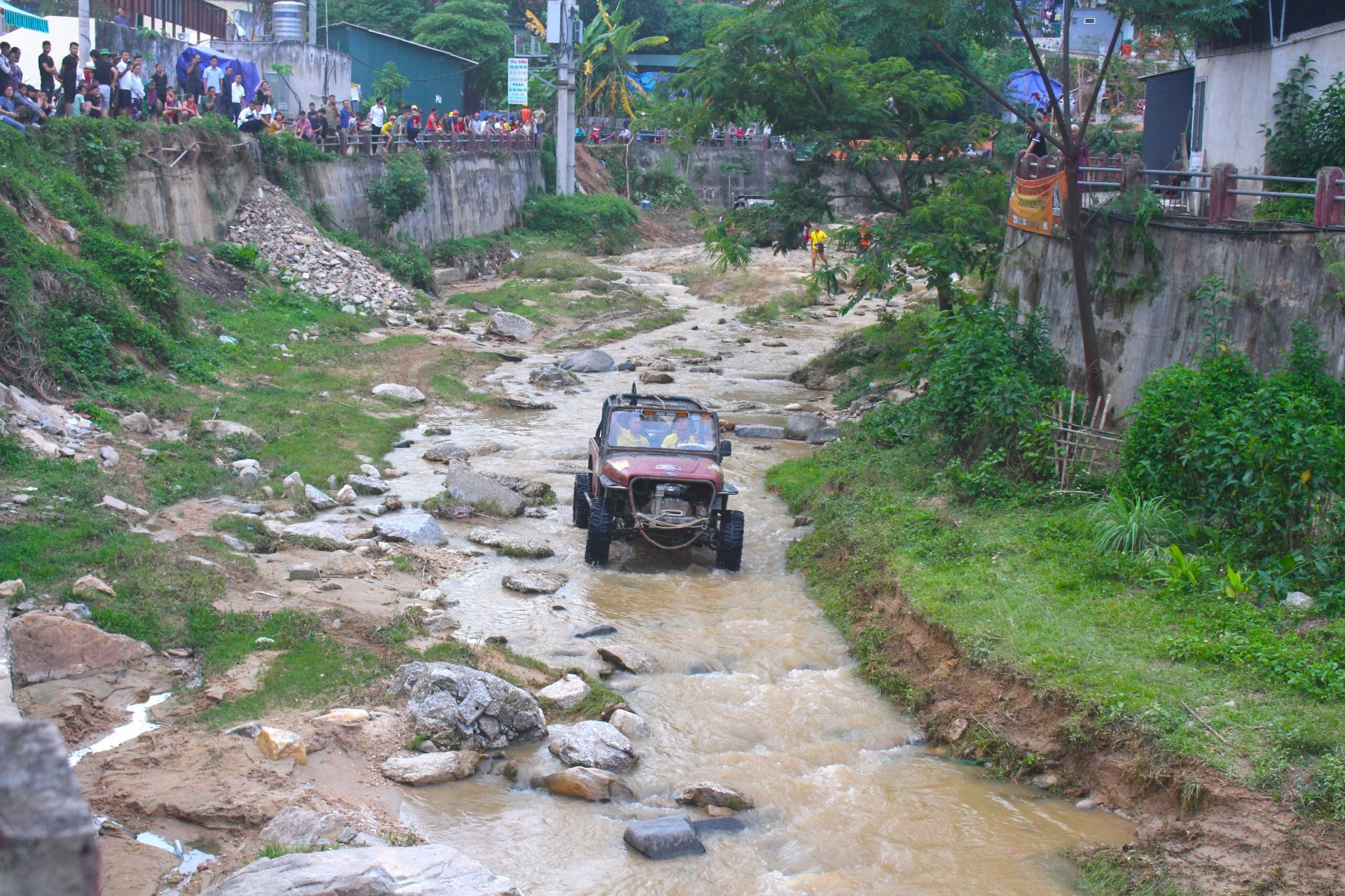 Giải đua xe ô tô địa hình trên lòng sông Chảy (Hoàng Su Phì) thu hút đông đảo người dân, du khách đến xem và cổ vũ.