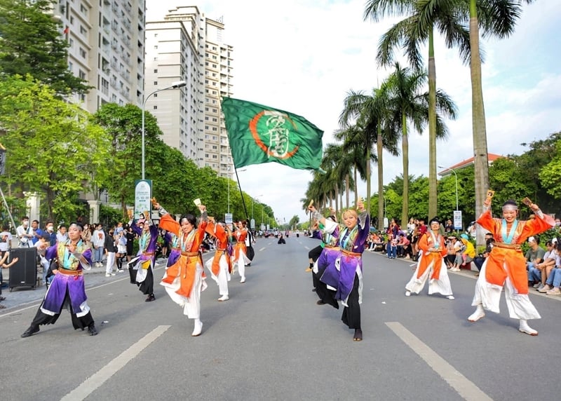 Lễ hội văn hoá Nhật Bản Yosakoi Summer Festival 2023 thu hút nhiều thanh, thiếu niên Việt Nam tham dự tại phố đi bộ Pont de Long Biên (huyện Hoài Đức, Hà Nội)