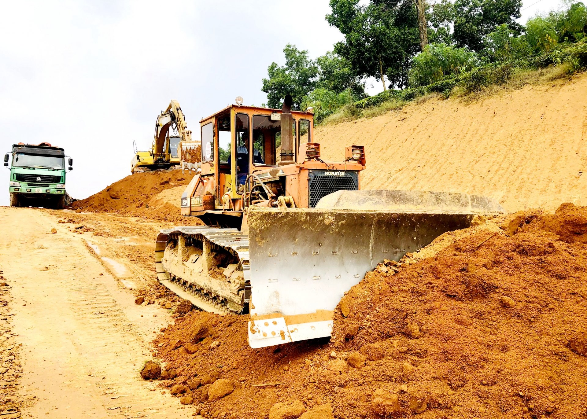 Do làm tốt công tác giải phóng mặt bằng nên các đơn vị thi công huy động máy móc, tập trung mở nền đường cao tốc.