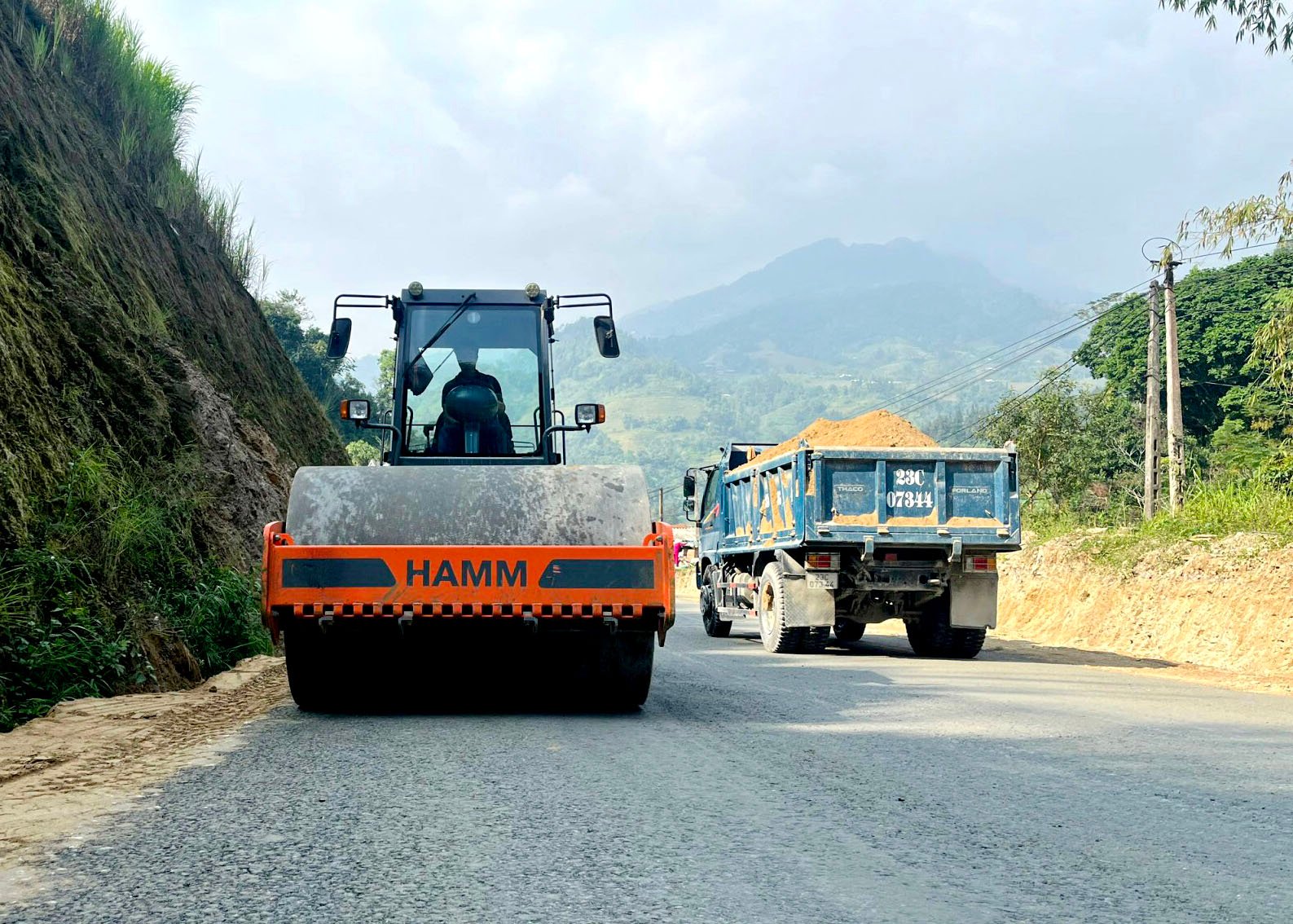 Nỗ lực vượt nắng, thắng mưa, các đơn vị thi công trên tuyến Bắc Quang - Xín Mần cam kết hoàn thành thi công lớp cấp phối đá răm loại 1 trước Tết Nguyên đá 2024 phục vụ nhu cầu đi lại của nhân dân.