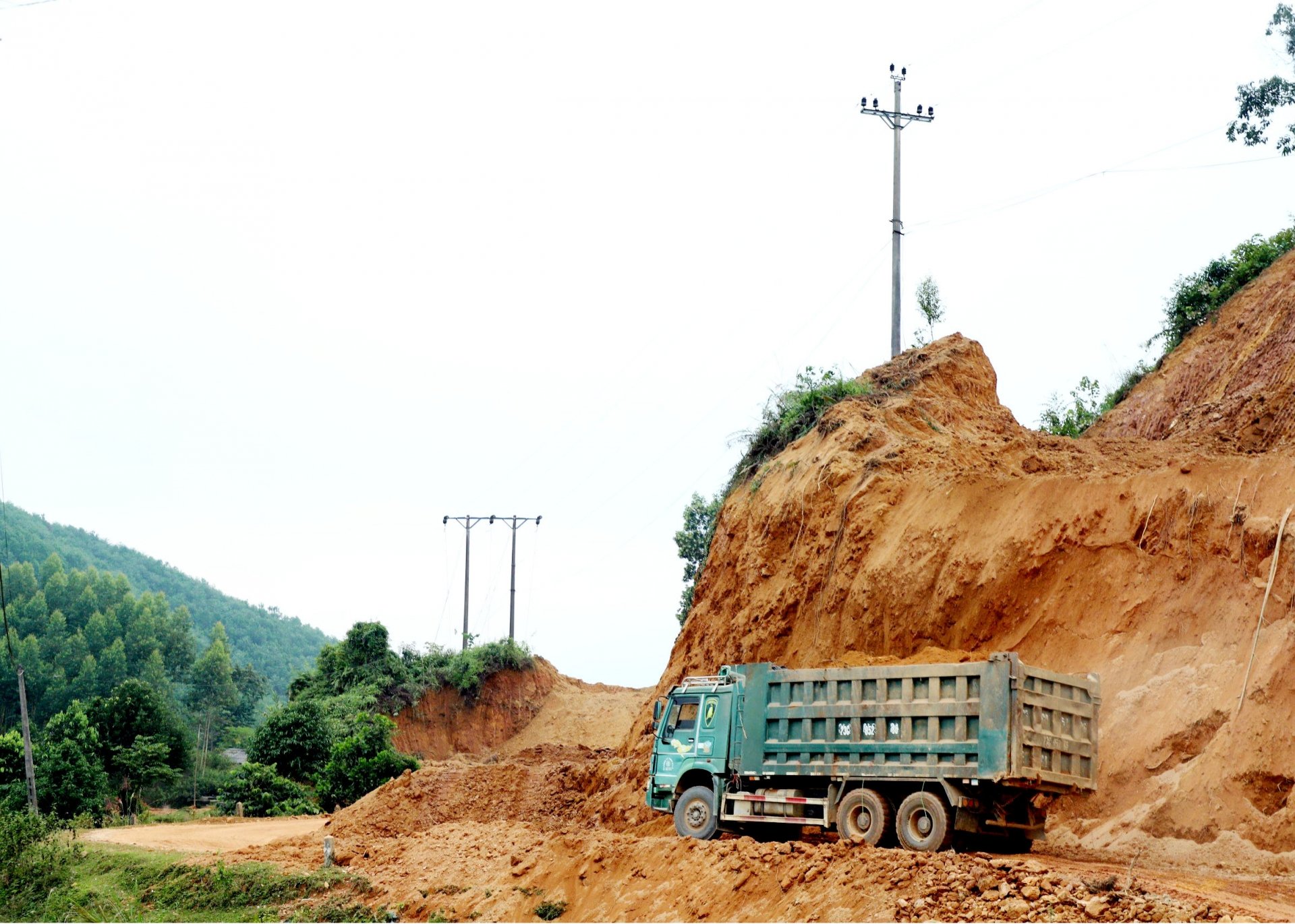 Đường Quang Bình - Xín Mần (ĐT.178) đang được triển khai thi công. Máy móc, thiết bị đang thực hiện san ủi, tạo mặt bằng, cắt cua các điểm.