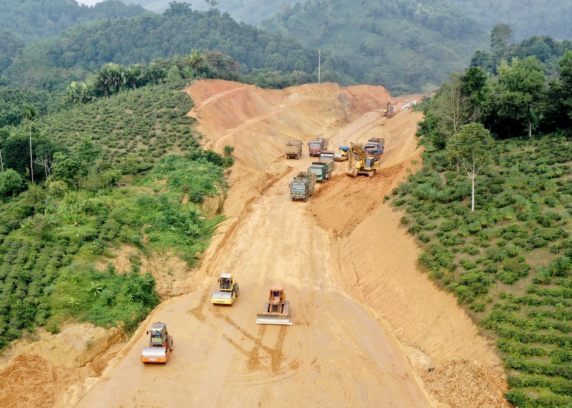 Với địa phương khó khăn như Hà Giang, dự án Cao tốc Tuyên Quang - Hà Giang (giai đoạn 1) được kỳ vọng tháo gỡ điểm nghẽn cho sự phát triển KT - XH của vùng đất cực Bắc. Đoạn tuyến qua địa phận tỉnh Hà Giang dài hơn 27 km được khởi công tháng 5.2023 đang được các nhà thầu tích cực thi công, đảm bảo tiến độ.