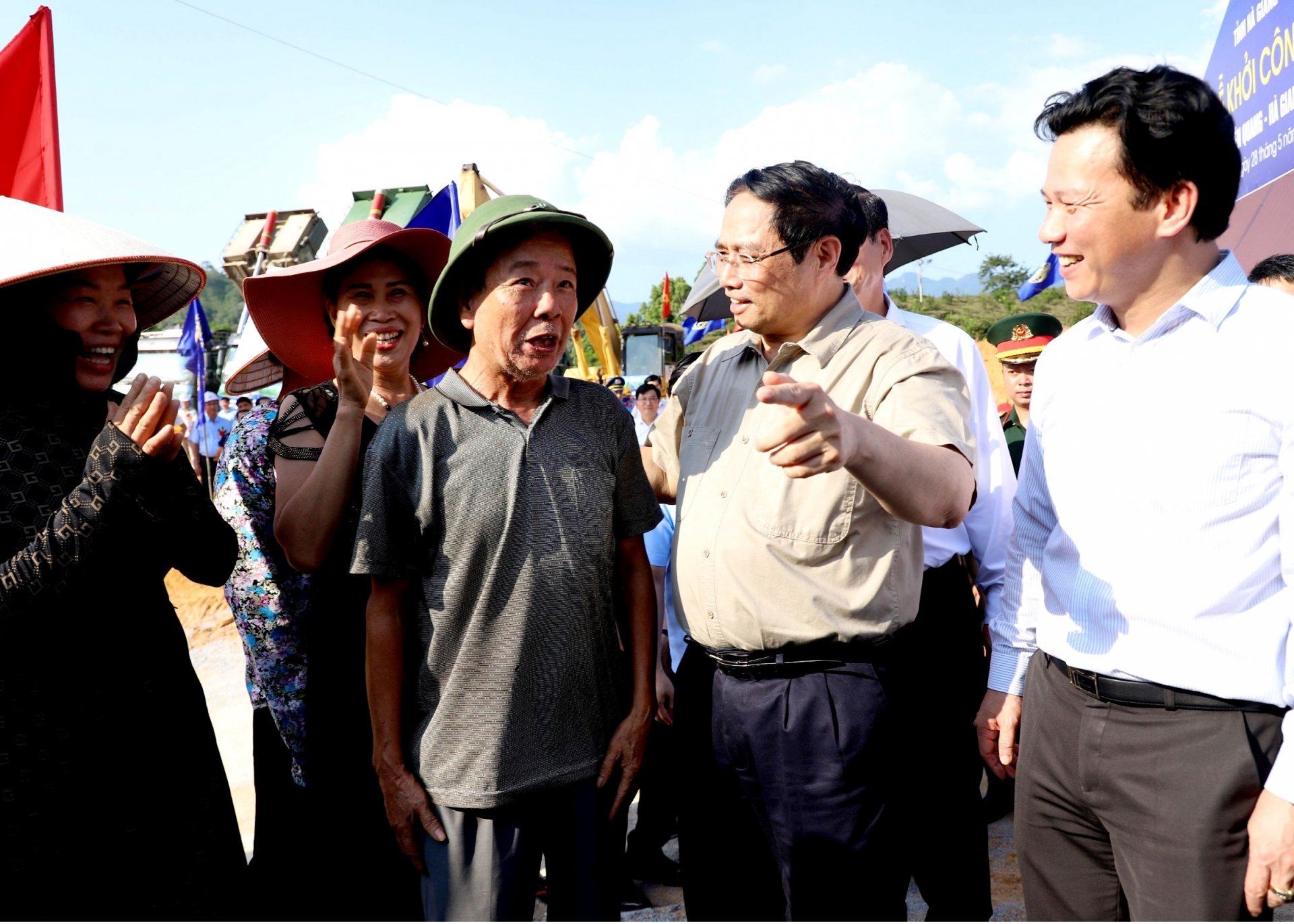 Thủ tướng Chính phủ Phạm Minh Chính trò chuyện với người dân vùng dự án Cao tốc Tuyên Quang - Hà Giang (đoạn qua tỉnh Hà Giang). Thủ tướng mong muốn bà con ủng hộ việc triển khai dự án. Bởi đây là dự án đặc biệt quan trọng, góp phần tháo gỡ điểm nghẽn trong phát triển KT - XH của Hà Giang.