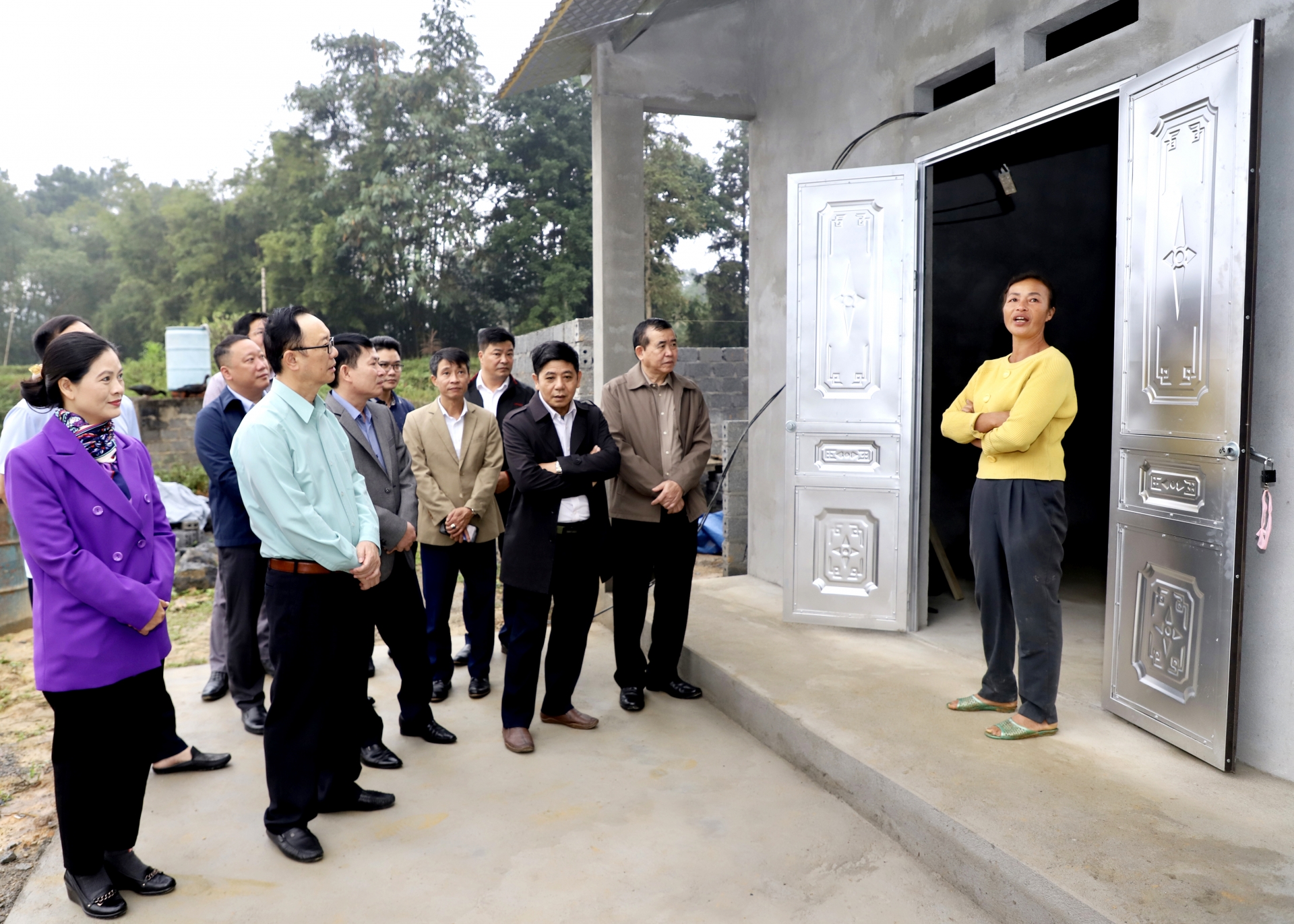 Phó Bí thư Thường trực Tỉnh ủy, Chủ tịch HĐND tỉnh Thào Hồng Sơn thăm gia đình anh Đặng Hữu Tình, hộ được hỗ trợ kinh phí làm nhà mới ở thôn Lùng Thàng, xã Quyết Tiến