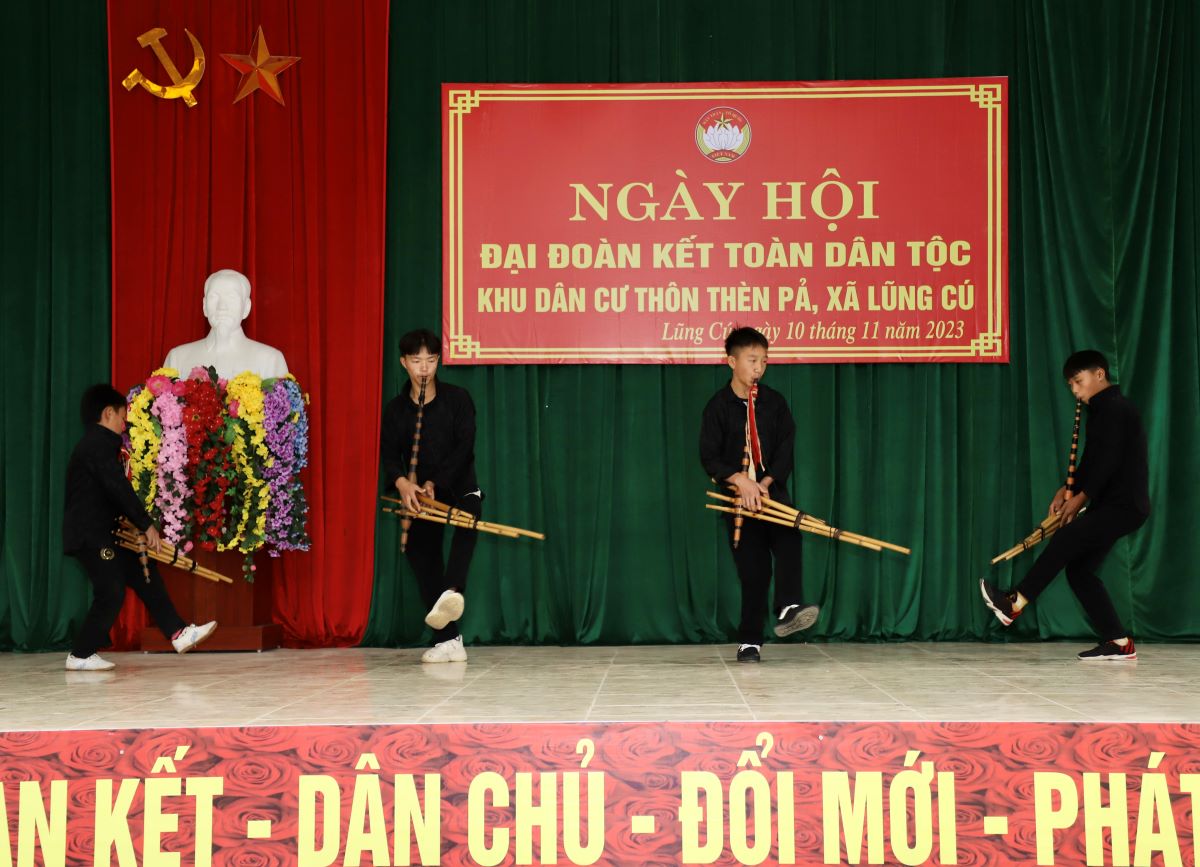 Văn nghệ chào mừng của Nhân dân thôn Thèn Pả tại Ngày hội