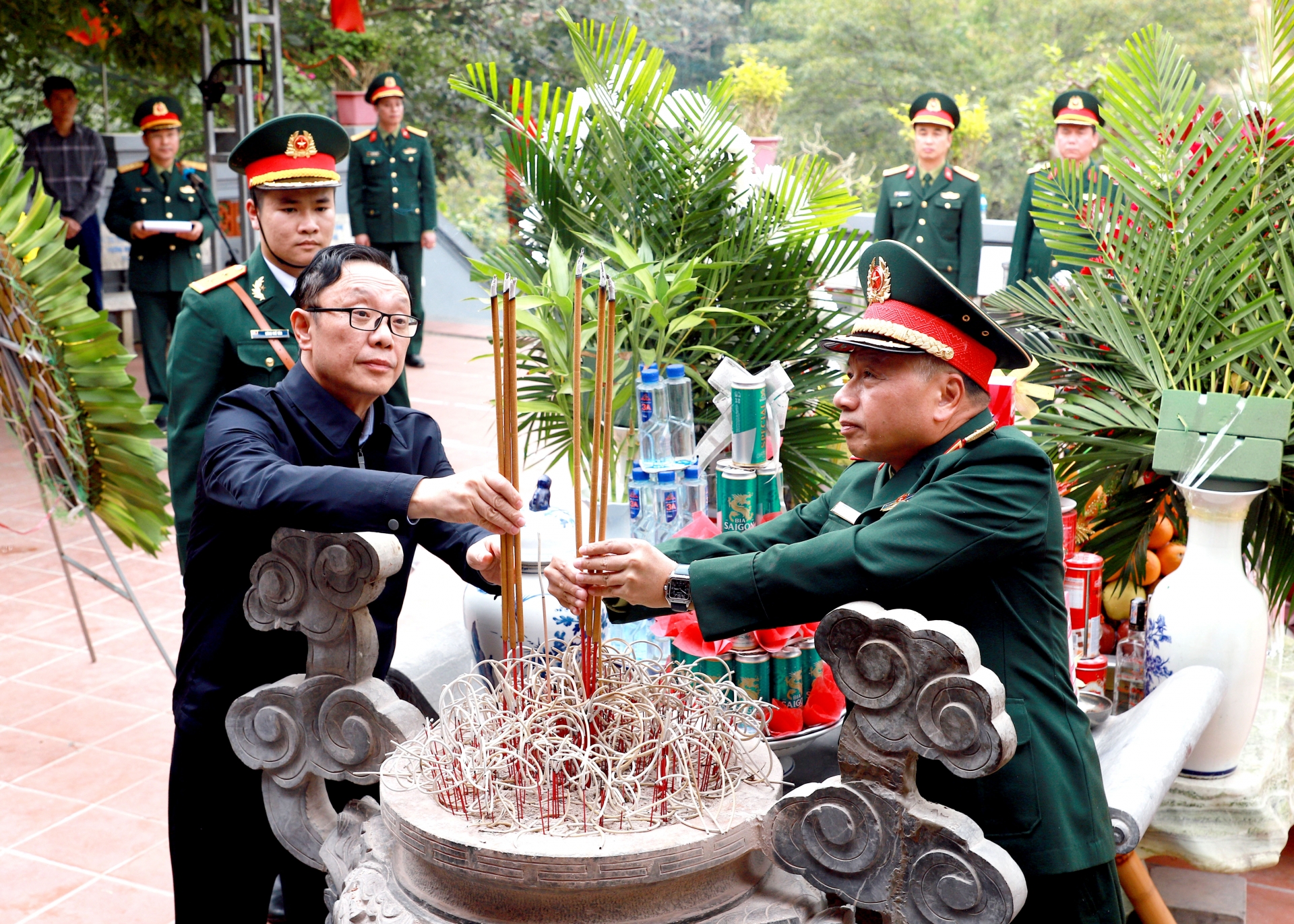 Trung tướng Lê Quang Minh, Phó Chủ nhiệm Tổng cục Chính trị QĐND Việt Nam cùng Phó Bí thư Thường trực Tỉnh ủy, Chủ tịch HĐND tỉnh Thào Hồng Sơn dâng hương tại Đền thờ các AHLS trên điểm cao 468.