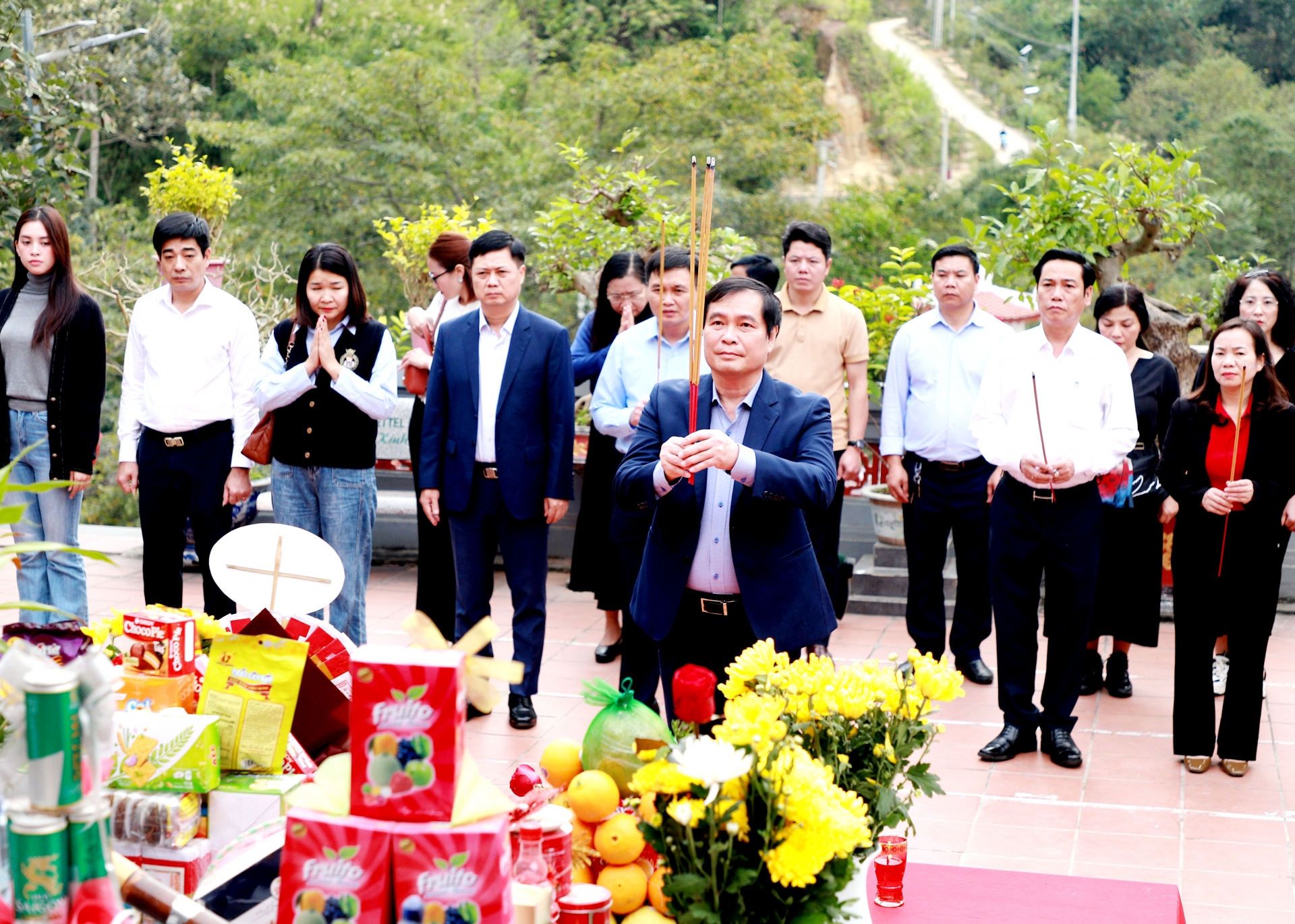 Phó Trưởng Ban Tuyên giáo T.Ư Phan Xuân Thuỷ cùng đoàn công tác thắp hương tưởng nhớ các AHLS tại Đền thờ các AHLS trên điểm cao 468.