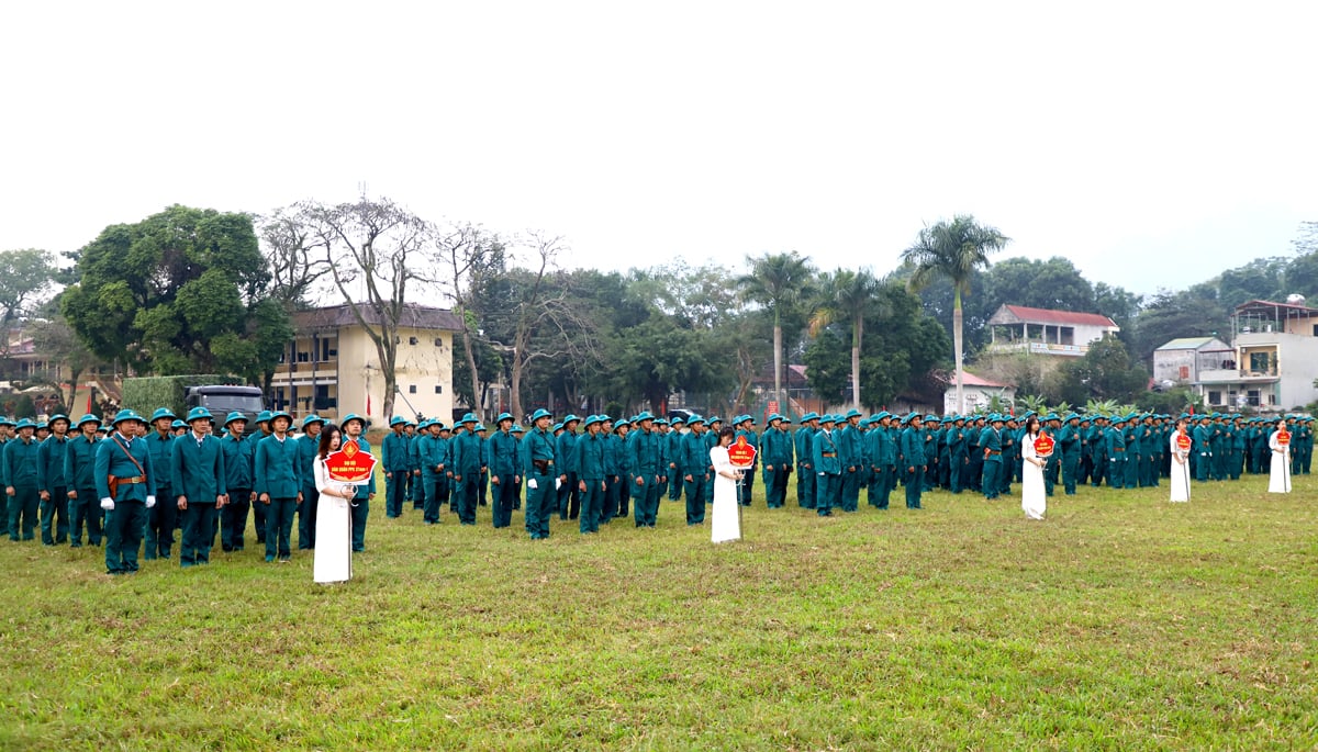 Lực lượng Dân quân tự vệ tham gia buổi công bố.