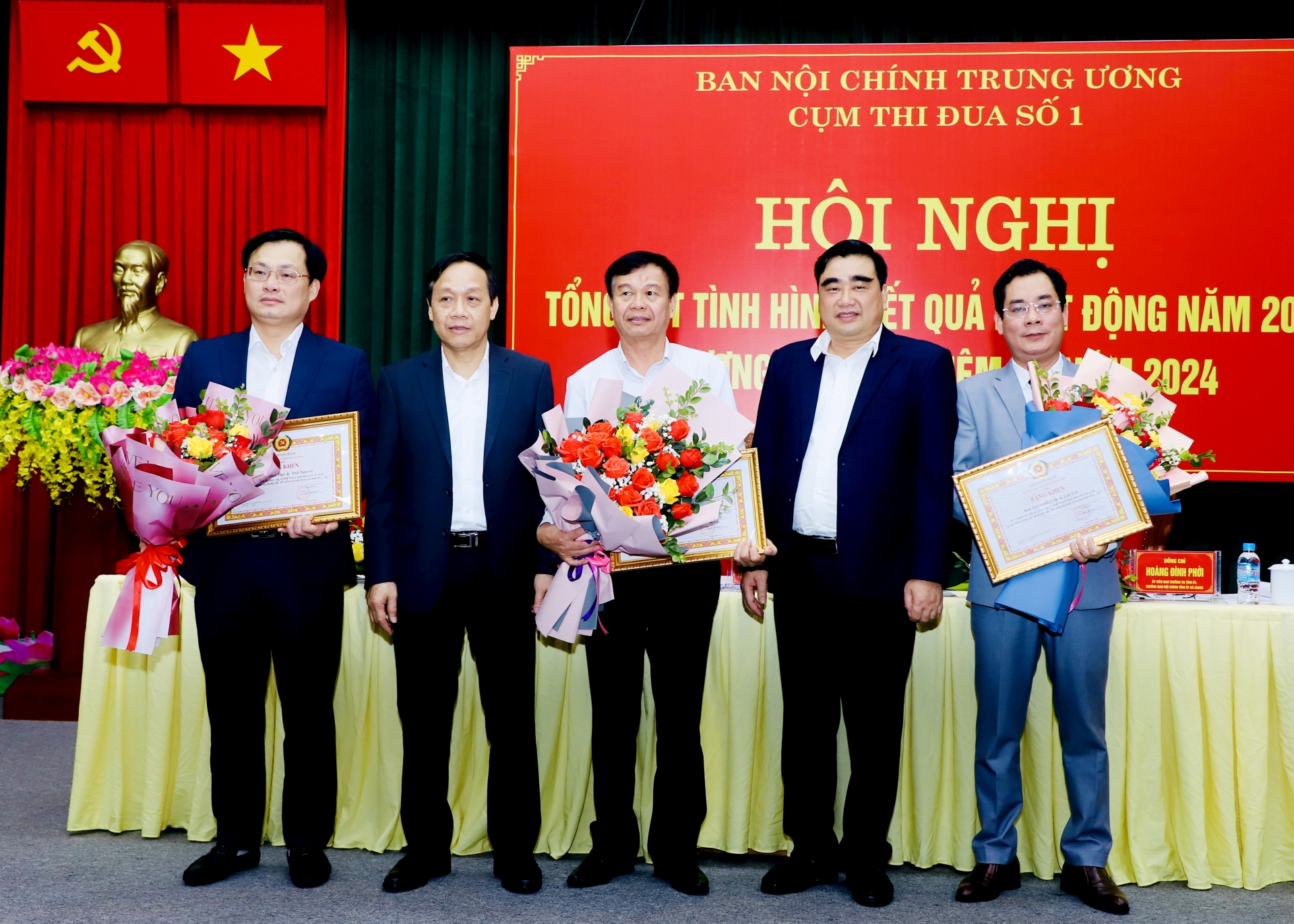 Phó Trưởng ban Nội chính T.Ư Nguyễn Thanh Hải và Trưởng ban Nội chính Tỉnh ủy Hoàng Đình Phới tặng Bằng khen của Trưởng ban Nội chính T.Ư cho các tập thể