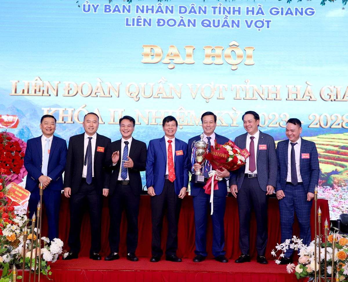 Chủ tịch UBND tỉnh Nguyễn Văn Sơn được đại hội suy tôn làm Chủ tịch Danh dự Liên đoàn quần vợt tỉnh khóa II.