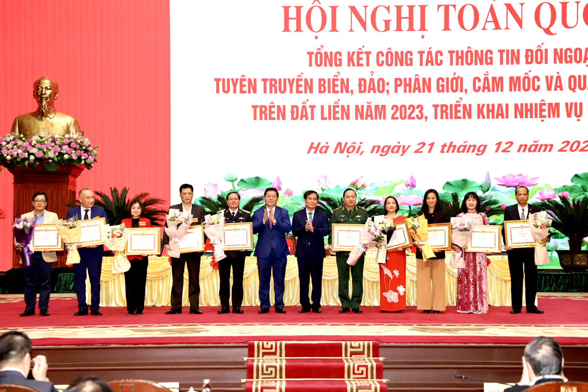 Trưởng Ban Tuyên giáo T.Ư Nguyễn Trọng Nghĩa trao Bằng khen cho các tập thể
