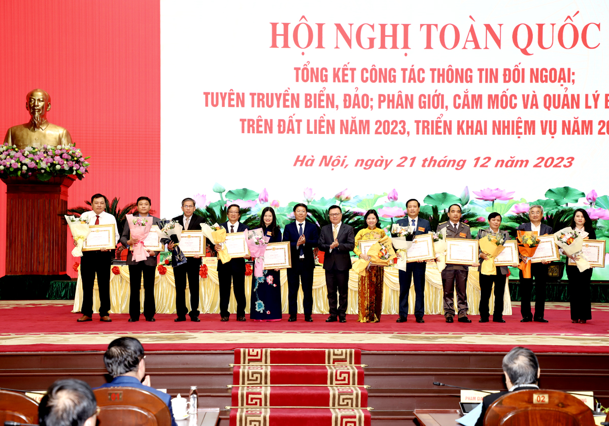 Các tập thể, cá nhân nhận Bằng khen của Ban Tuyên giáo T.Ư