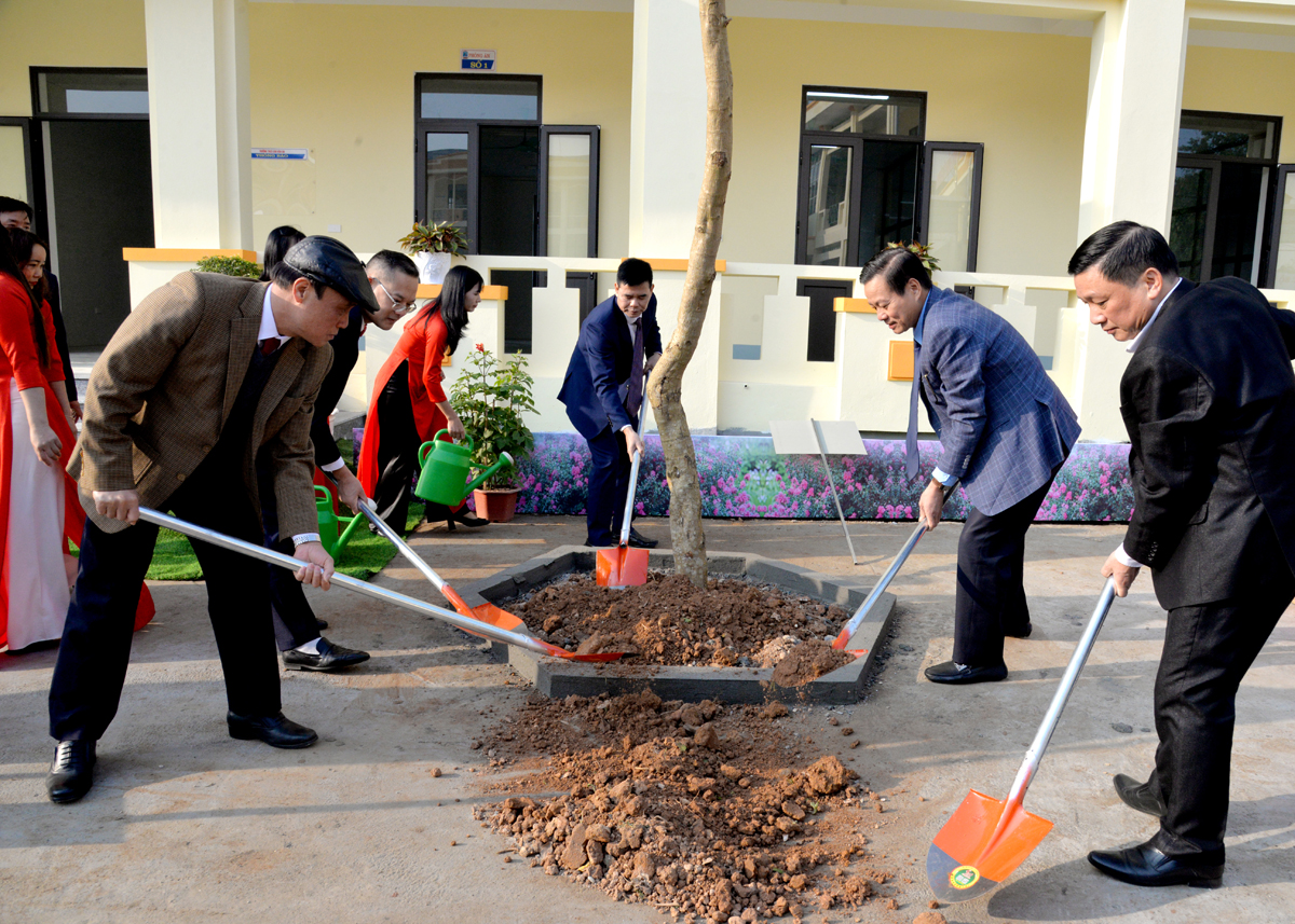 Các đồng chí lãnh đạo tỉnh trồng cây lưu niệm tại khuôn viên Trường THCS Chu Văn An.