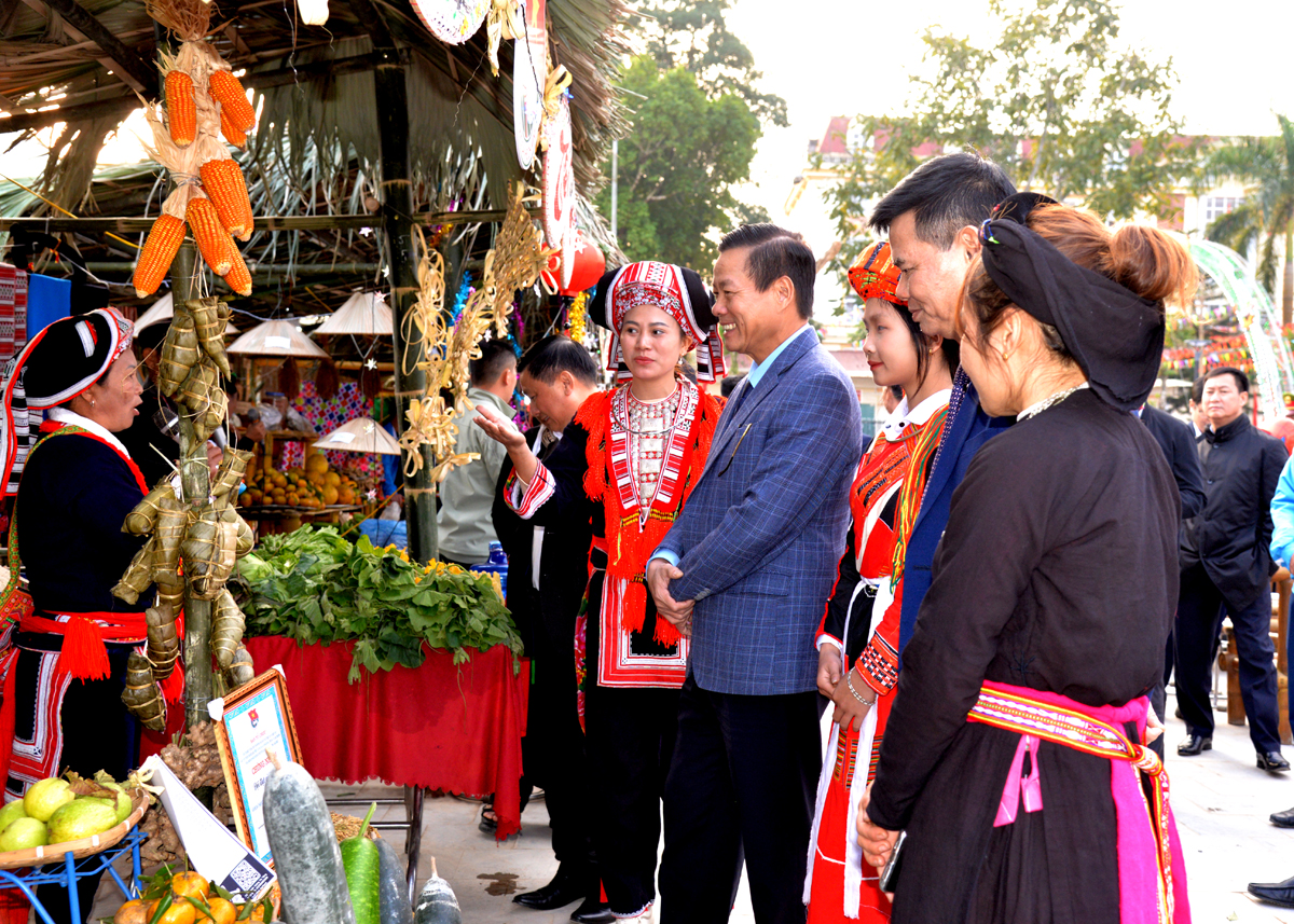 Chủ tịch UBND tỉnh Nguyễn Văn Sơn tham quan các gian hàng đặc trưng của huyện Quang Bình.