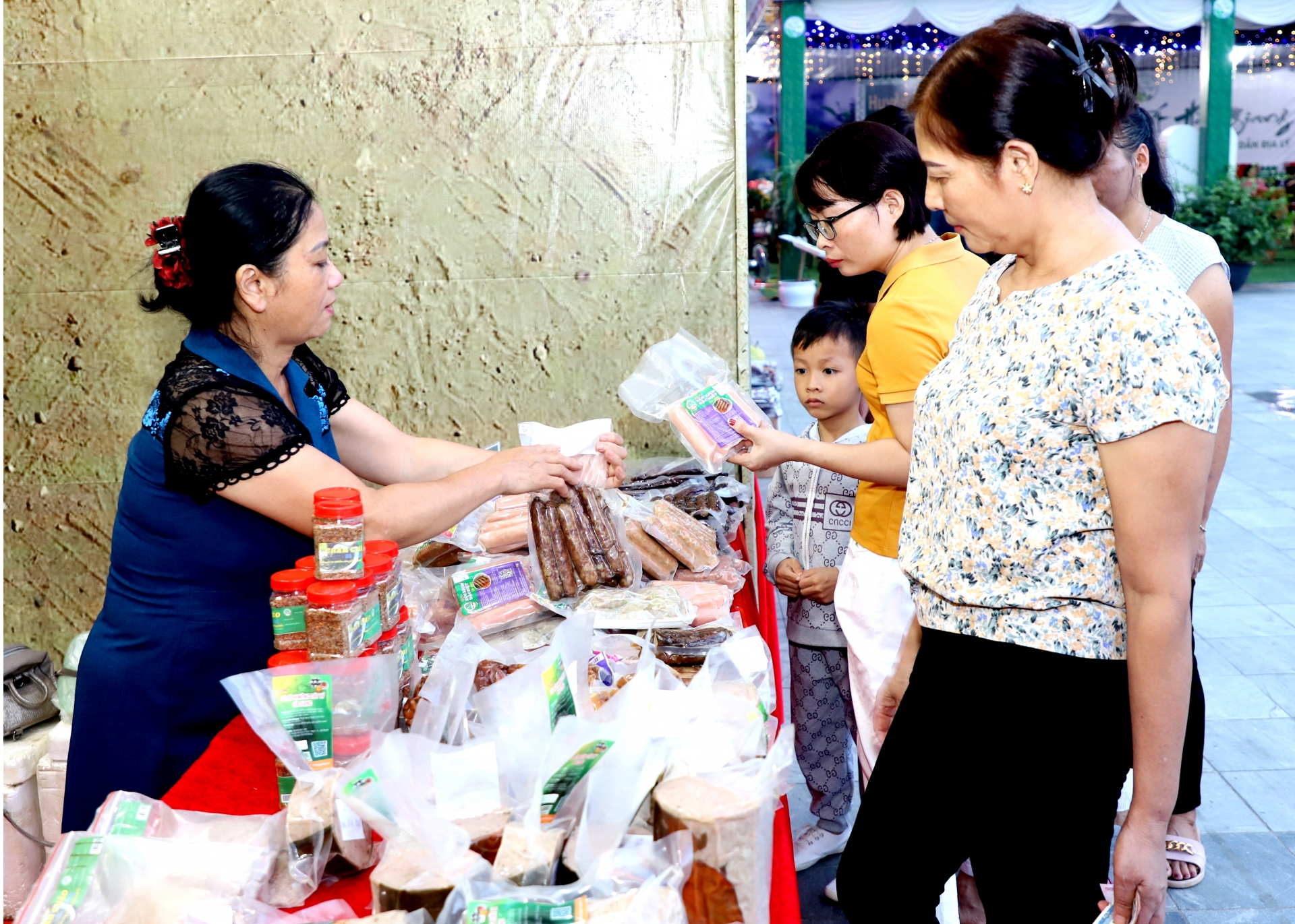 Qua xúc tiến thương mại, sản phẩm của các hợp tác xã trên địa bàn tỉnh được giới thiệu tới đông đảo người dân và du khách.	